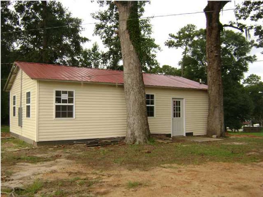 GREAT BUY WITHIN WALKING DISTANT TO LAKE. PERFECT 2 BEDROOM 1 BATH COTTAGE GREAT FOR THE FIRST TIME BUYER OR FOR A SPECIAL GETAWAY. SELLER JUST COMPLETED ALL THE FINISHING TOUCHES TO HOME TO INCLUDE NEW FLOORING, CABINETS, AND LIGHT FIXTURES. MOVE IN READY!