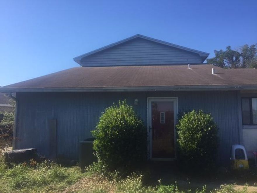 This townhome is located in the heart of Destin close to shopping, the Destin Harbor and restaurants. The living area has vaulted ceilings for a spacious feel. Tiled in all main areas and laminate in the bedrooms. The AC is only about 2,5-3 years old. This end unit has a huge side/back yard, which is a rare find for a townhome in Destin. Only one of 2 units in Destin currently priced under $140K and only one under $140K with $0 HOA! With a some TLC this could be a great investment or a homestead.
The Buyer is responsible for verifying all measurements.