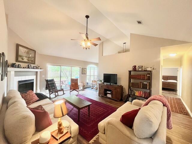 HIDDEN LAKES - Residential Lease