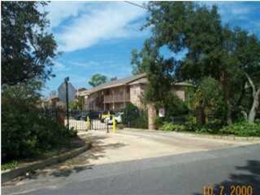 SPACIOUS FIRST FLOOR APARTMENT WITH TILE AND CARPET THROUGHOUT. HAS PRIVATE PATIO FOR OUTDOOR GRILLING & SMALL STORAGE ROOM. CONVENIENT LOCATION, ENERGY EFFICIENT, UTILITY ROOM, OPEN FLOORPLAN, LOTS OF LIGHT. CALL TODAY FOR AN APPOINTMENT TO VIEW