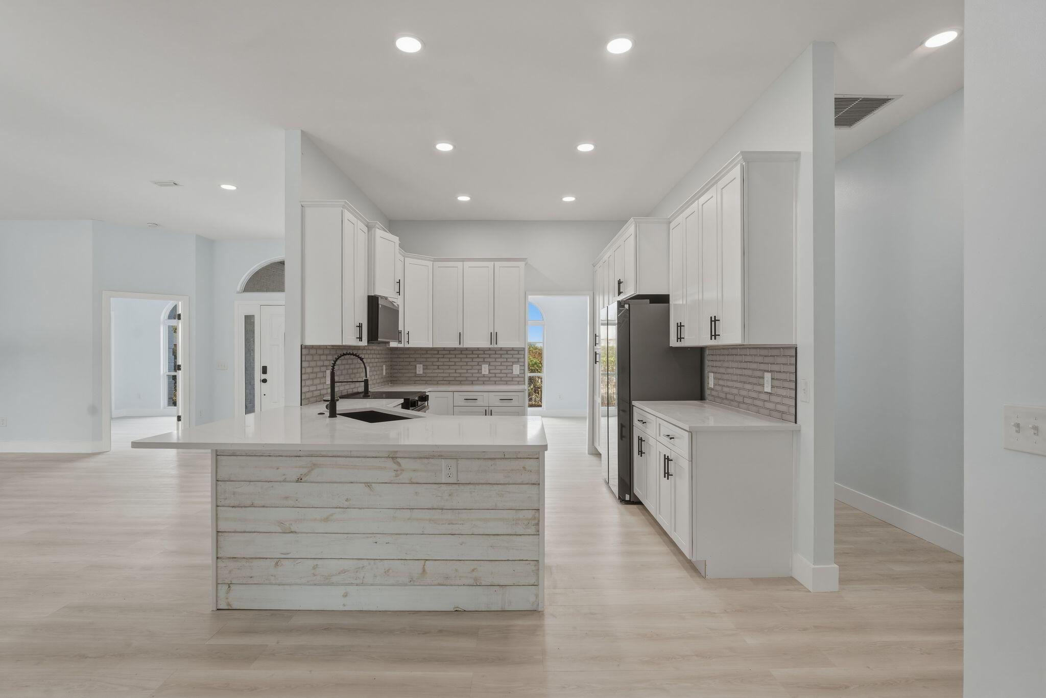 COUNTRY CLUB HARBOUR ESTATES - Residential