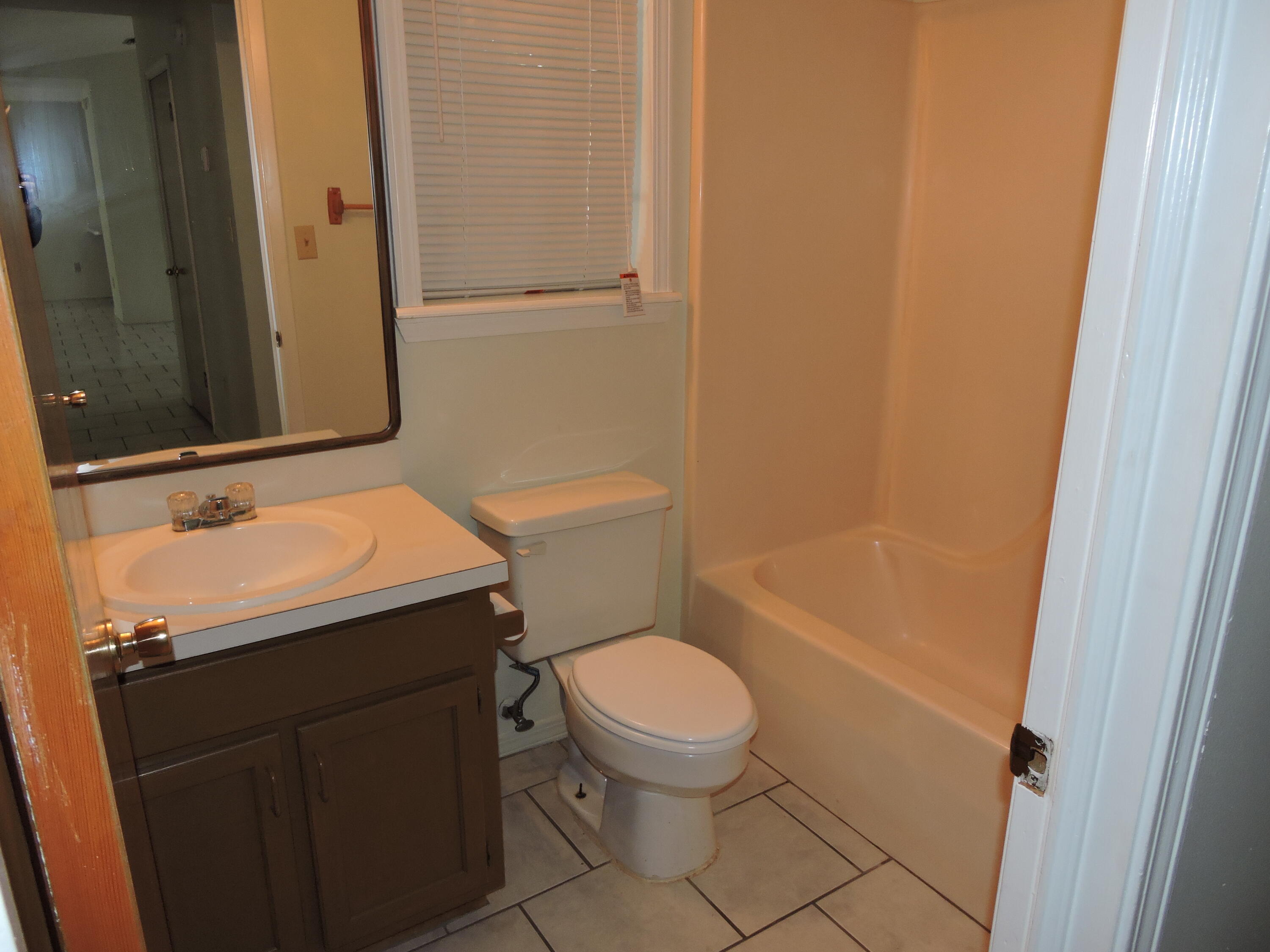 COUNTRYVIEW ESTATES 1ST ADDN - Residential Lease