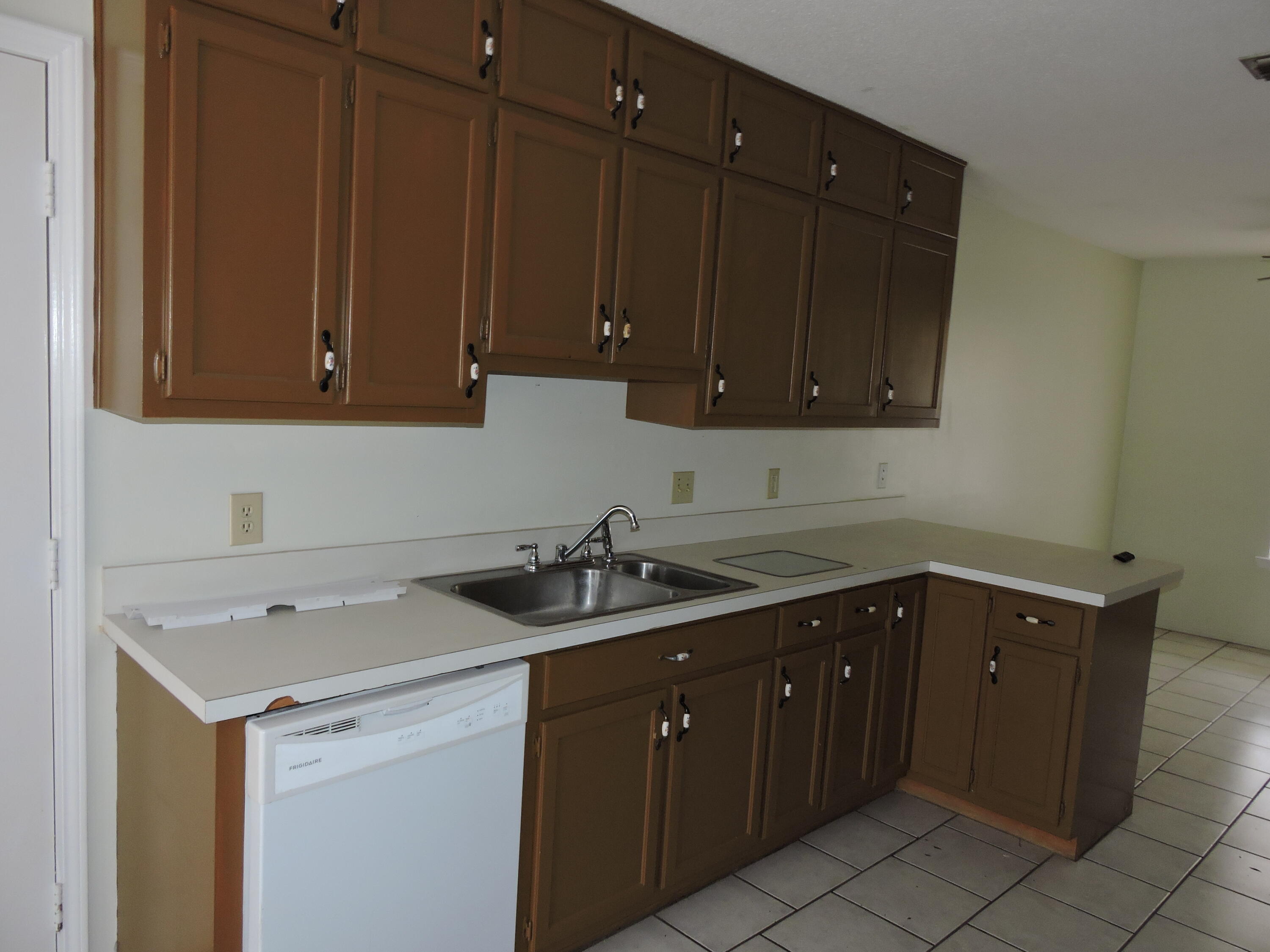 COUNTRYVIEW ESTATES 1ST ADDN - Residential Lease