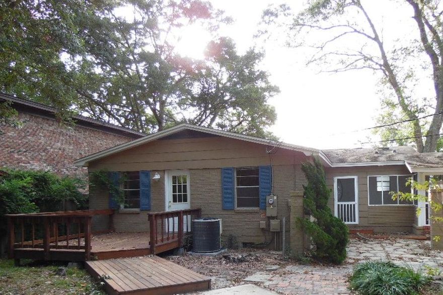 What a great location for this 3 bedroom, 3 bath home with awesome views of the Choctawhatchee Bay! The main house features 3 bedrooms with a split floor plan and tile flooring throughout living room, kitchen and baths. The master bedroom looks out directly to the Bay. There is another spacious living area with a fireplace, bathroom and patio. This is your chance your chance to take a blank canvass and make your masterpiece! Property is being sold ''AS IS'' with right to inspect.