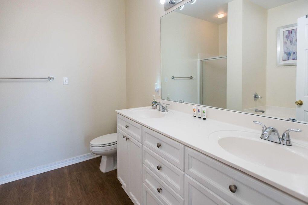 Royal Seasta - Residential