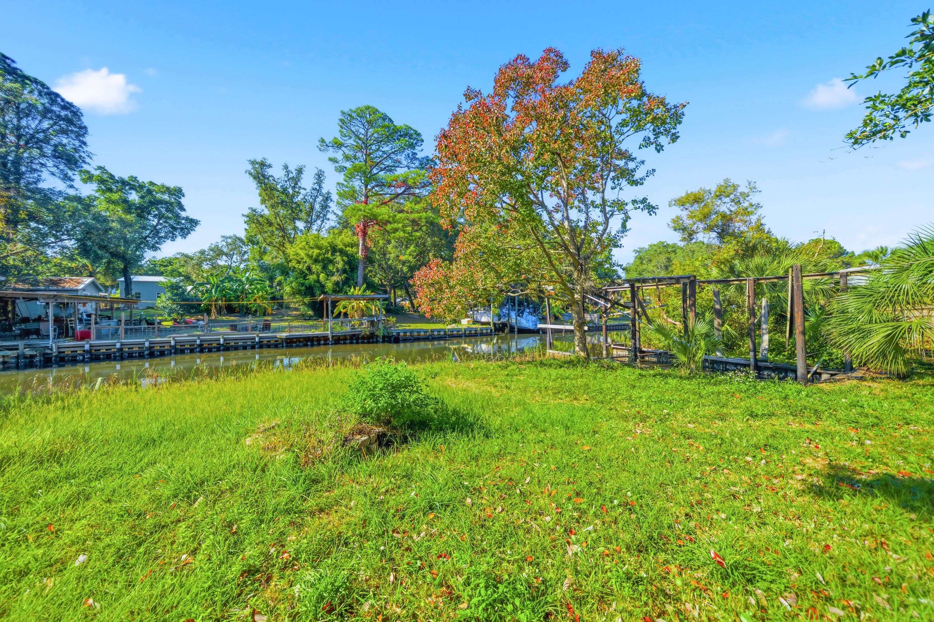 ELLIOTTS POINT - Land