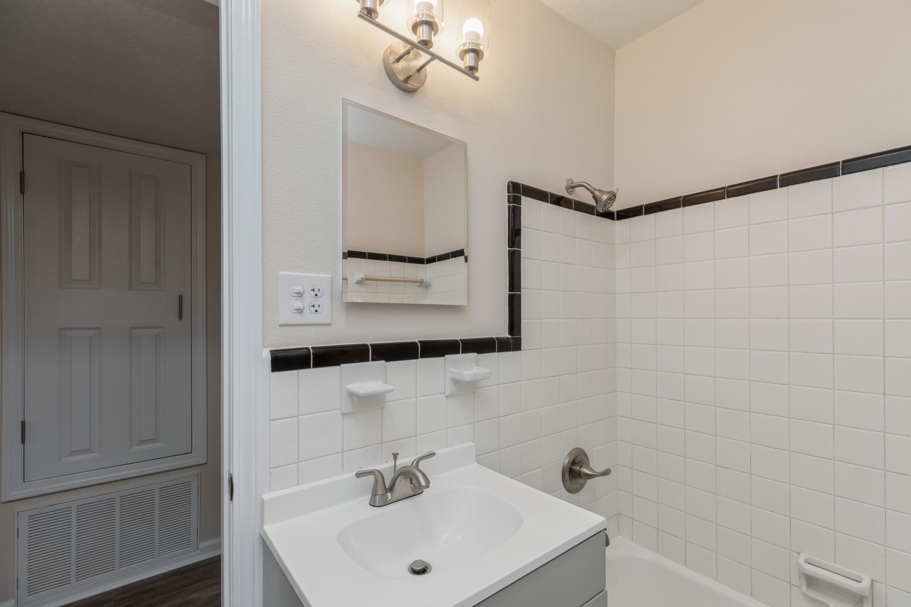 7TH ADD ELLIOTT PT LOT 33 BLK 7 - Residential