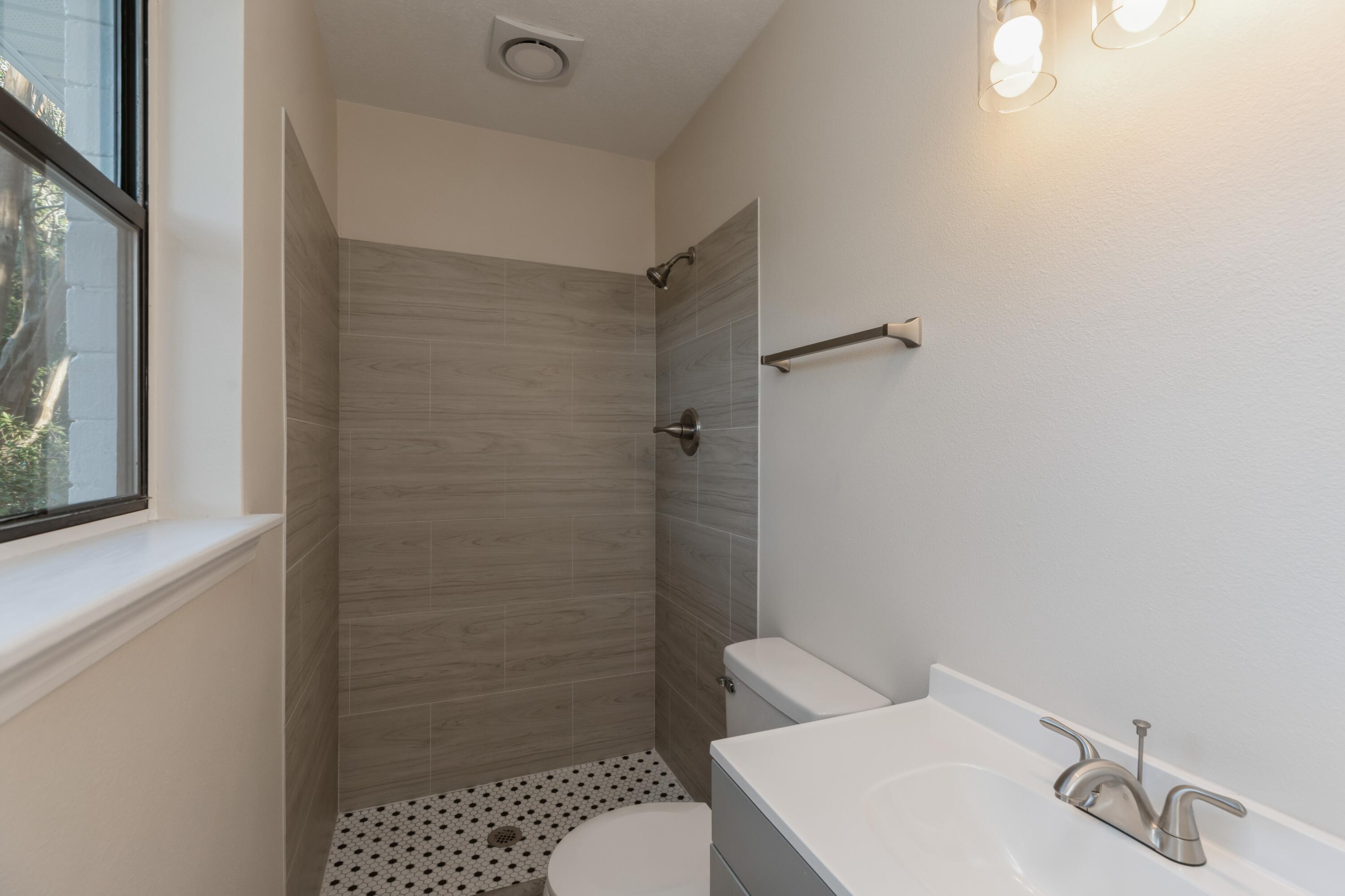 7TH ADD ELLIOTT PT LOT 33 BLK 7 - Residential