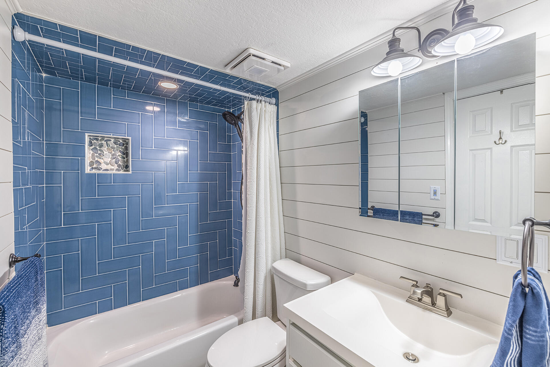 FINISTERRA CONDO - Residential Lease