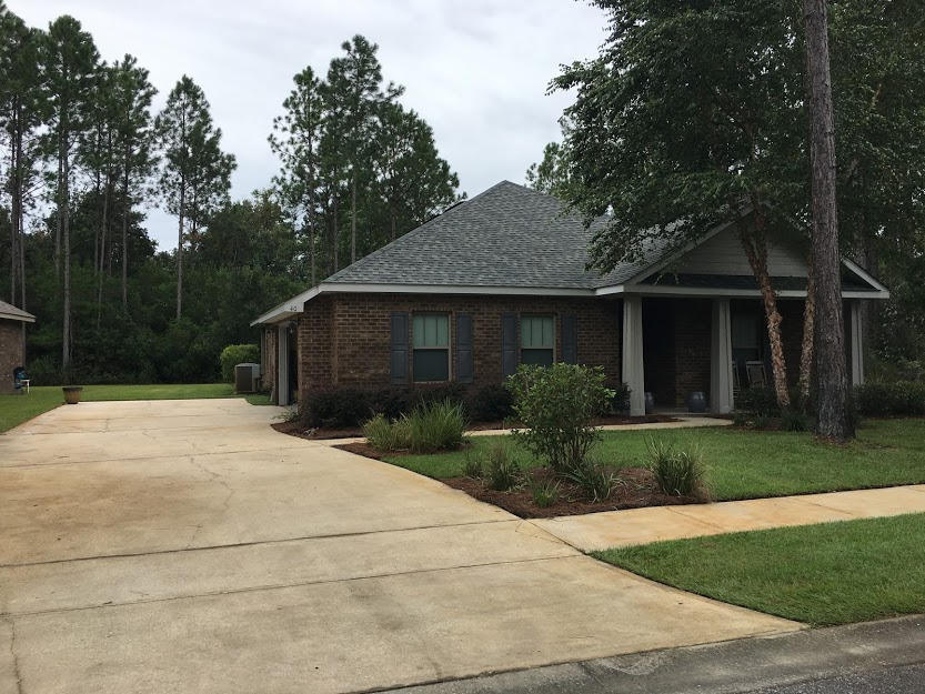 HANDYMAN SPECIAL! INVESTOR SPECIAL! BEAUTIFUL 3BR/2BA CUSTOM BUILT HOME IN HAMMOCK BAY.Hammock Bay is a 3,000-acre residential community planned by the award-winning developers of Destiny by the Sea.They've paid extremely detailed attention in planning the community to be the ultimate home for you. Over 1/3 of the community is reserved for greenbelts and nature preserves. The neighborhoods incorporate the latest technology, like Embarq fiber optic communications in every home, and 'green' initiatives like recycled water for irrigation.The roof is a 6-year-old, architectural roof with a 35-year warranty. It has a tankless water heater, like new HVAC, new screened back porch, master bathroom jetted tub along with a full walk-in shower with two shower heads, Bosch appliances, etc.Unfo