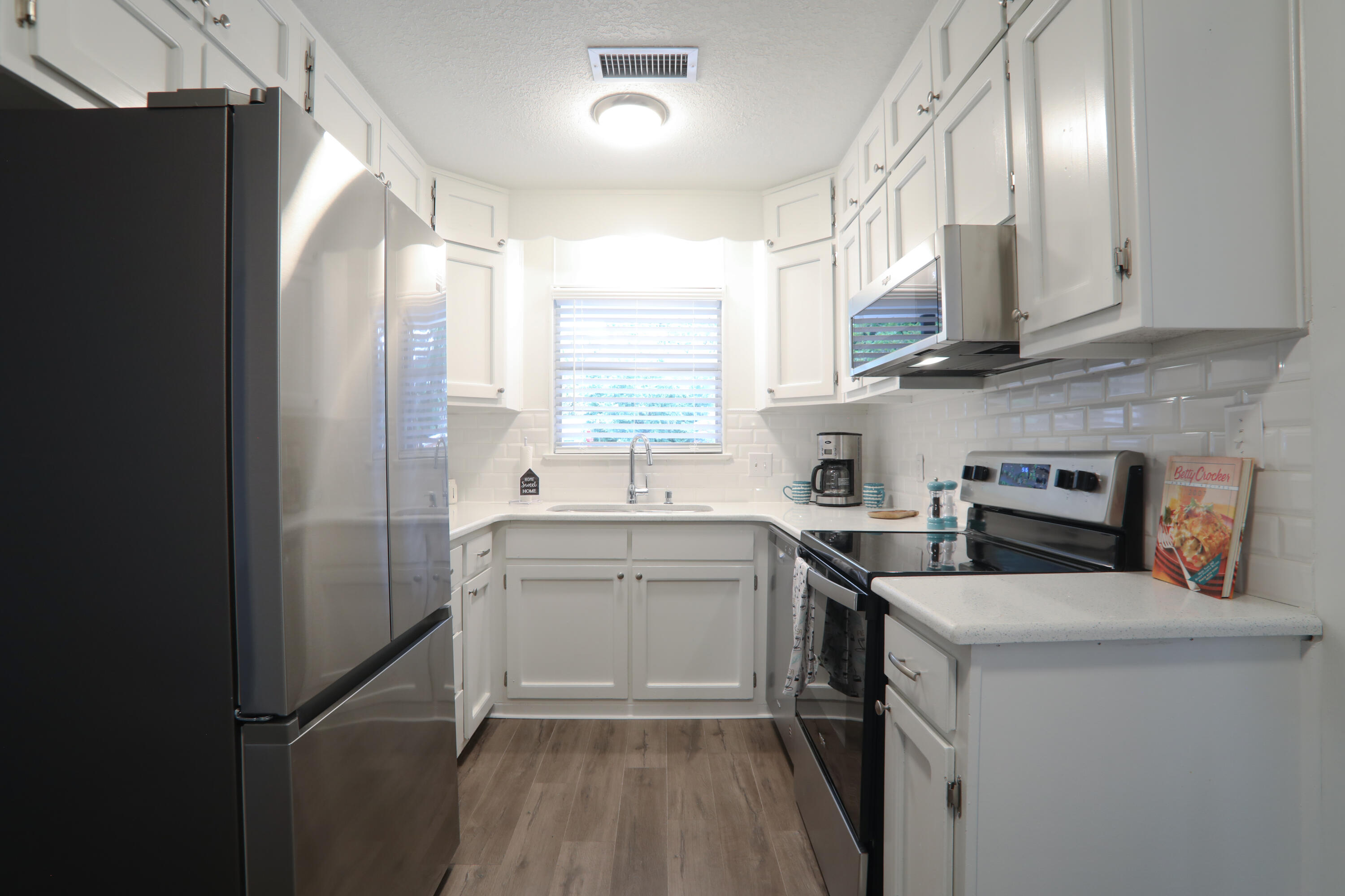 Completely Remodeled home in the heart of Ft Walton Beach!New Roof, Main A/C is 8 years old with new split unit in back room, Copper wiring, tankless hot water heater from 2006, new paint in and out, new fans and lights , updated Kitchen and Baths, new flooring. walking distance to FWBHS and Edwins. Two seperate living areas with a formal dining room. Large 16x16 shed in the backyard as well as green house, perfect for any gardeners! This 4/2 is move in ready!