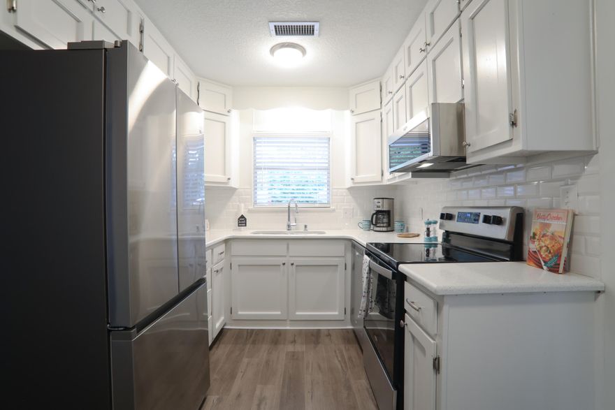 Completely Remodeled home in the heart of Ft Walton Beach!New Roof, Main A/C is 8 years old with new split unit in back room, Copper wiring, tankless hot water heater from 2006, new paint in and out, new fans and lights , updated Kitchen and Baths, new flooring. walking distance to FWBHS and Edwins. Two seperate living areas with a formal dining room. Large 16x16 shed in the backyard as well as green house, perfect for any gardeners! This 4/2 is move in ready!