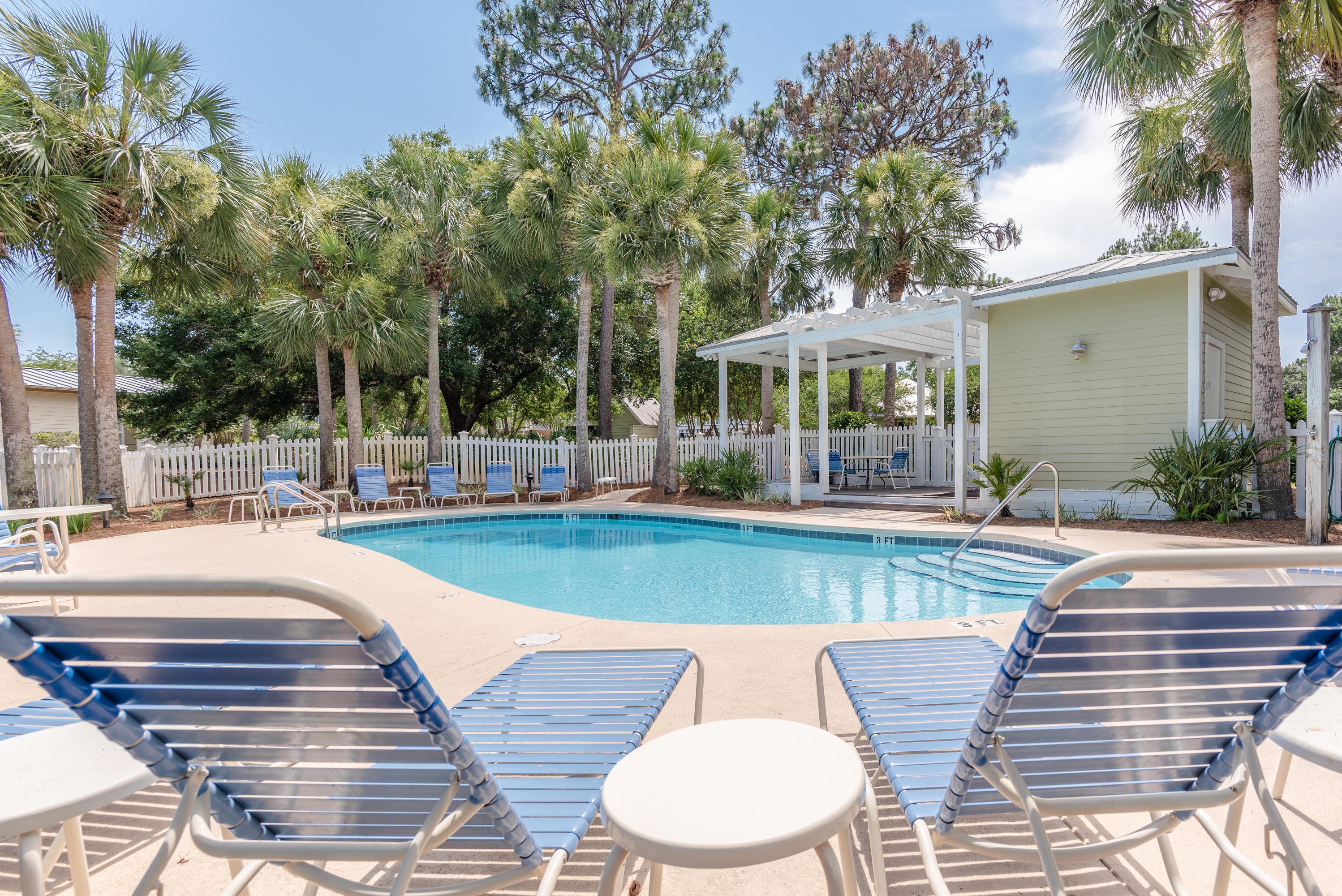 CRYSTAL LAKE - Residential