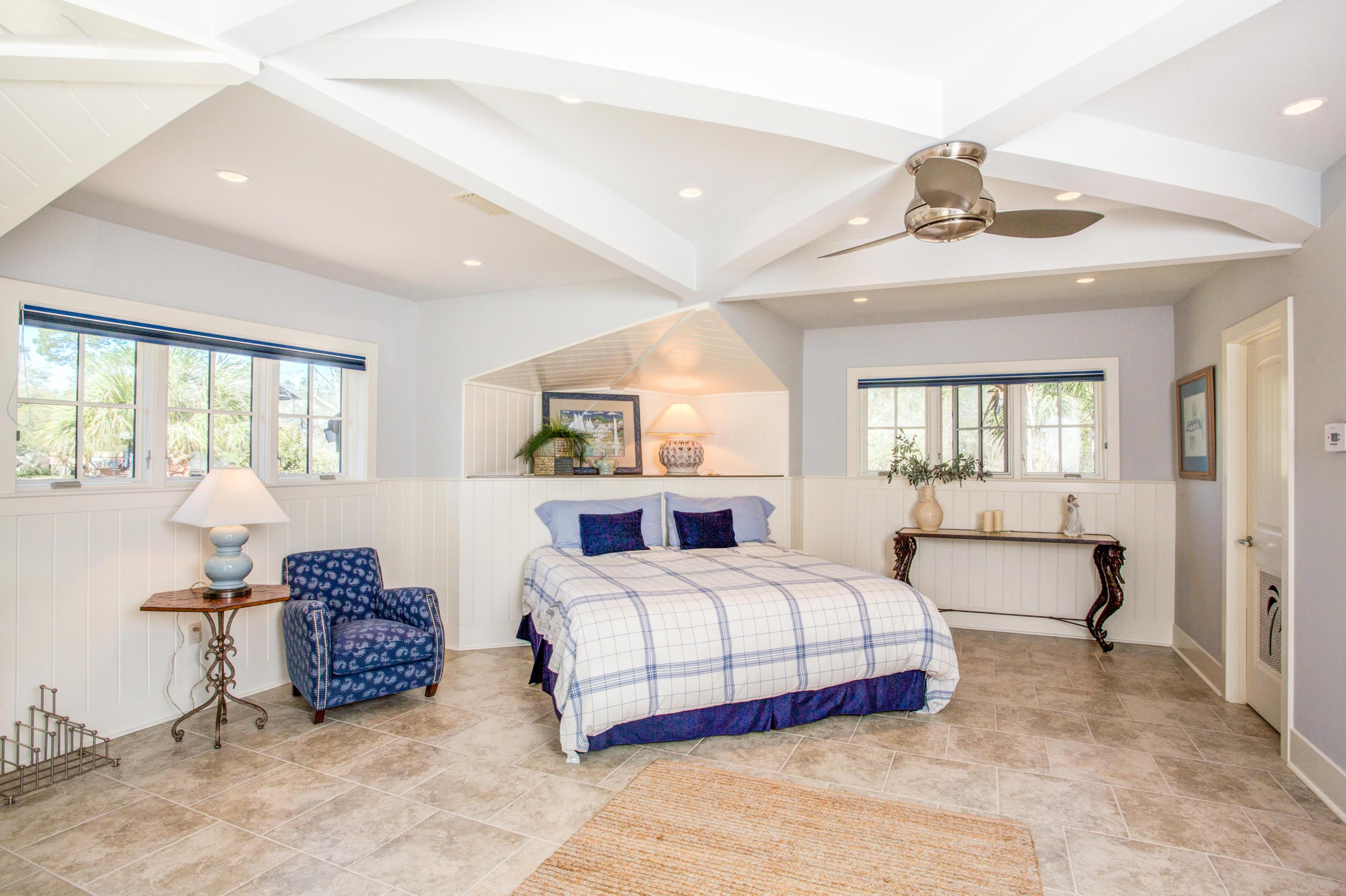 CRESCENT CAYE - Residential