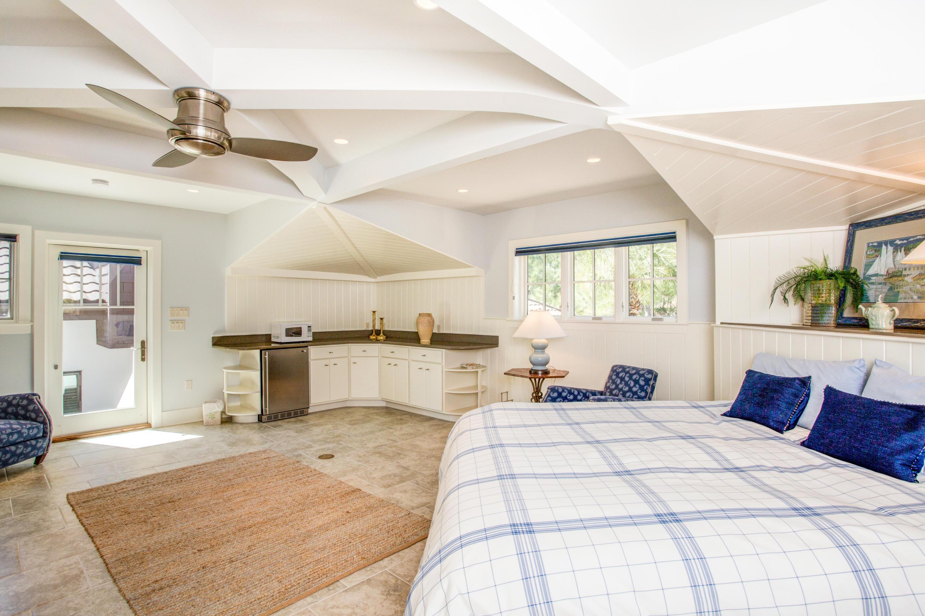 CRESCENT CAYE - Residential