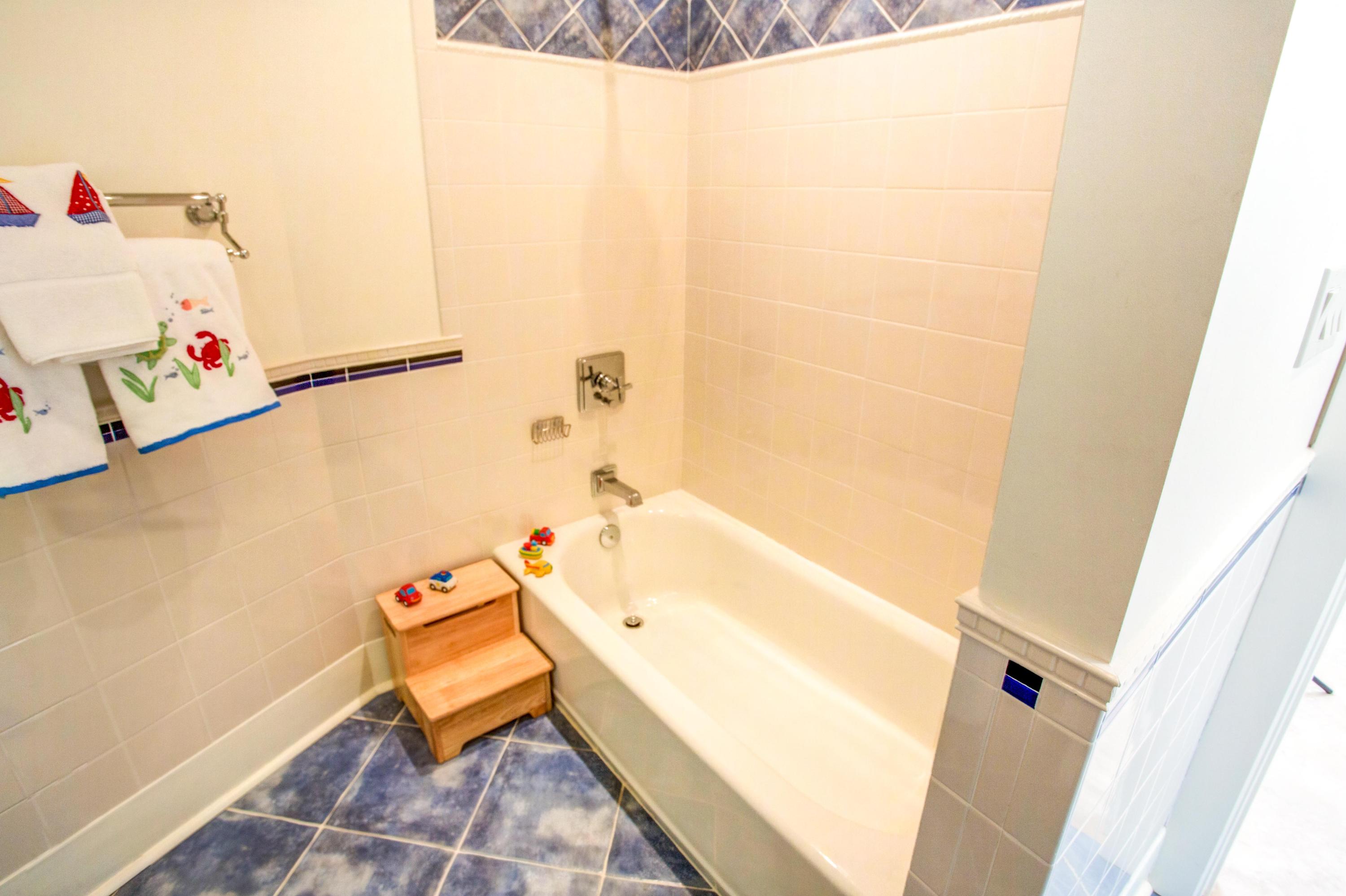 CRESCENT CAYE - Residential