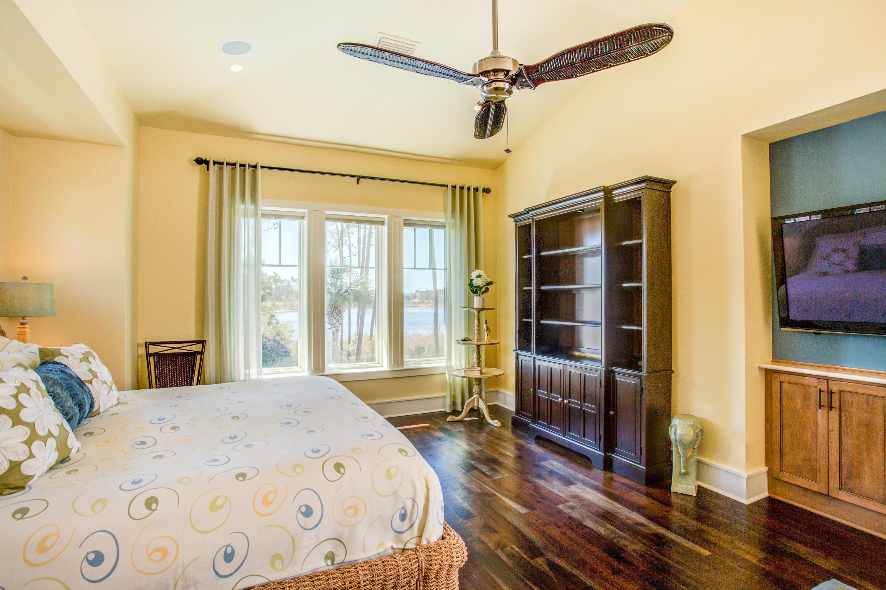 CRESCENT CAYE - Residential