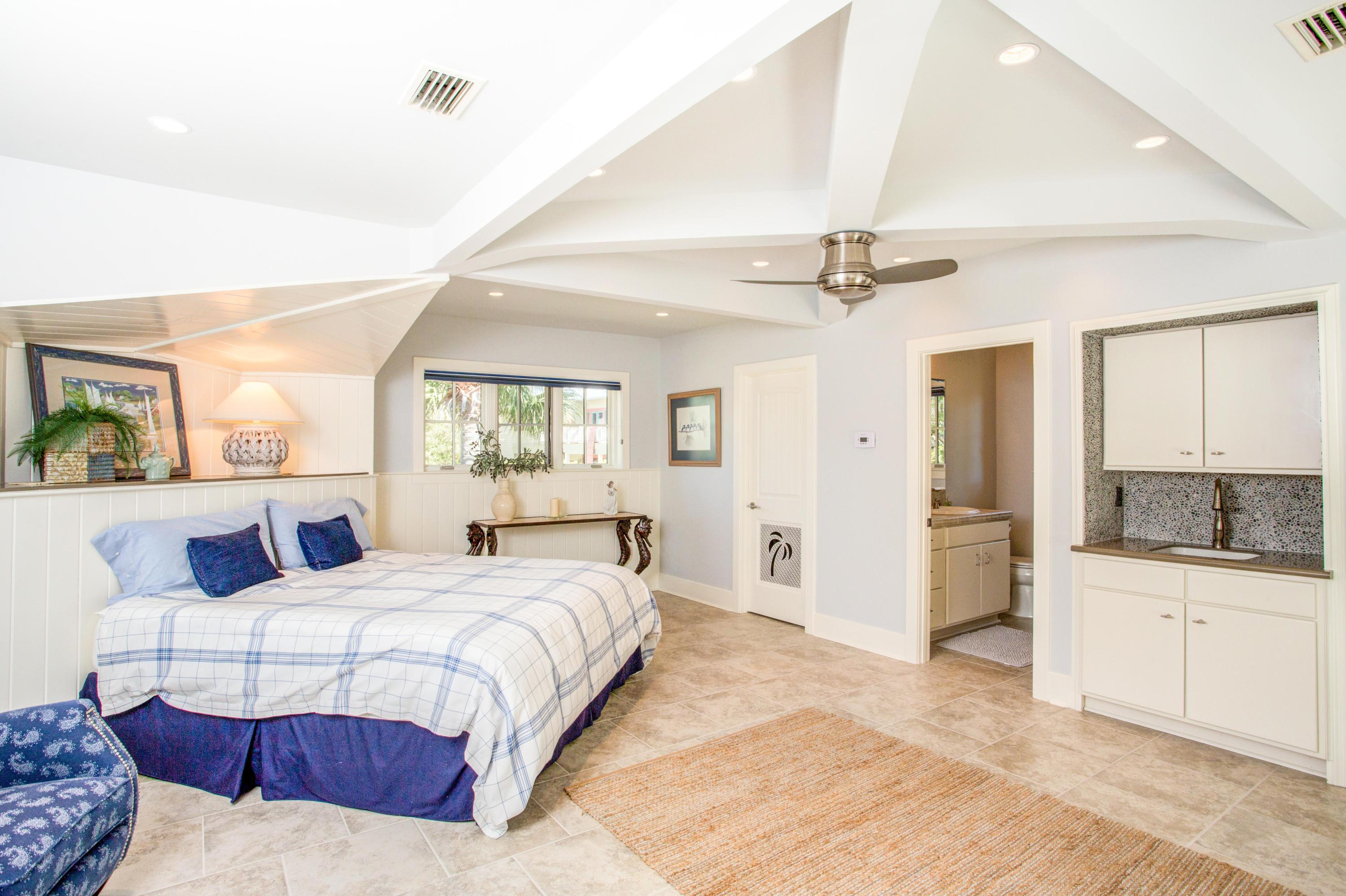 CRESCENT CAYE - Residential