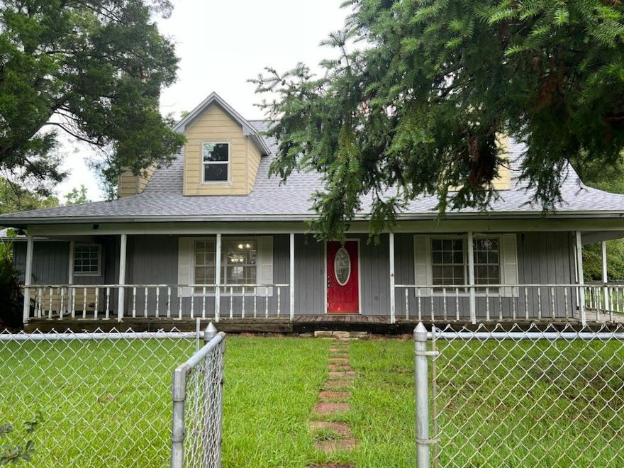 3/2.5 2100 Sqft home on a corner lot with all the potential!

Only needs cosmetic updates to make this your next home or investment property.

Close to all the amenities and the Emerald Gulf Coast beaches.