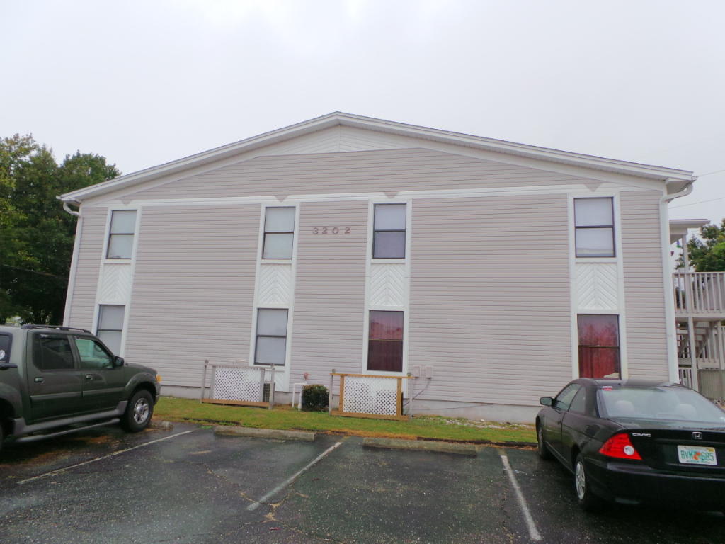 COUNTRY CLUB VILLAS - Residential