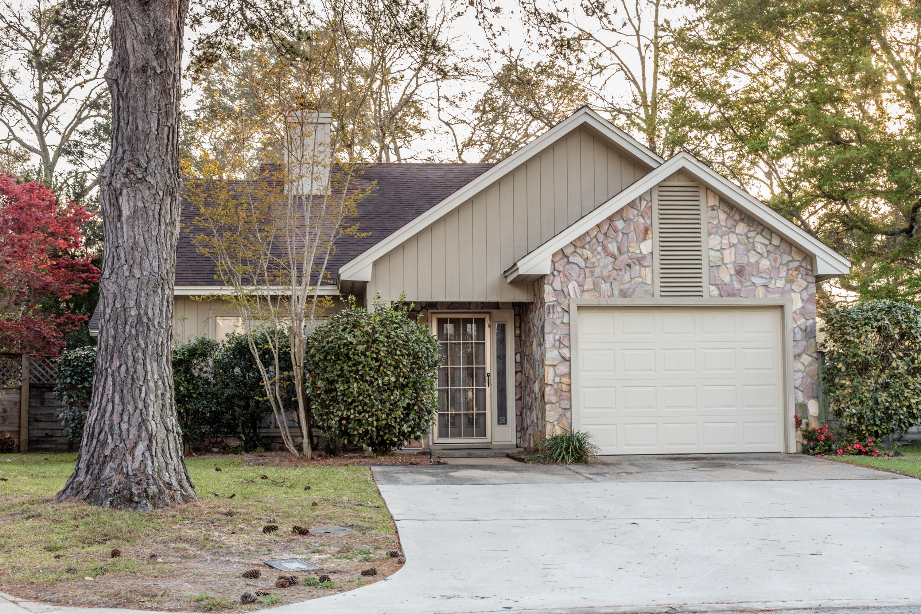 Great Location! Centrally located in the heart of Fort Walton Beach with close proximity to both Bases, hospitals and shopping. This home features 3 bedrooms and 2 full baths. The open kitchen includes stainless steel appliances, tile floors and a breakfast bar for easy entertaining. A double-sided gas fire place is the focal point of the main living area that includes a generous sized dining area. The master bedroom is complimented with double vanities and a large walk in closet. The cul-de-sac location and the fenced back yard allows you to enjoy all the comforts this home has to offer.