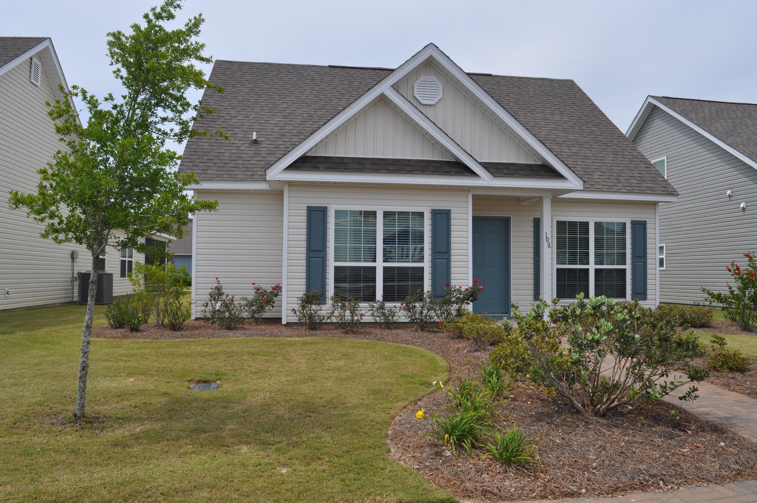 Located in the Schooner Landing neighborhood at Hammock Bay, this home is walking distance to the Hammock Bay amenities center. Interior space includes three bedrooms, two bathrooms, open living area tile and carpet flooring. This is a well laid out floor plan.Master bath has separate garden tub and shower. A two car garage provides security and extra storage. HOA, Garbage, Basic Cable, pest control and lawn maintenance included.