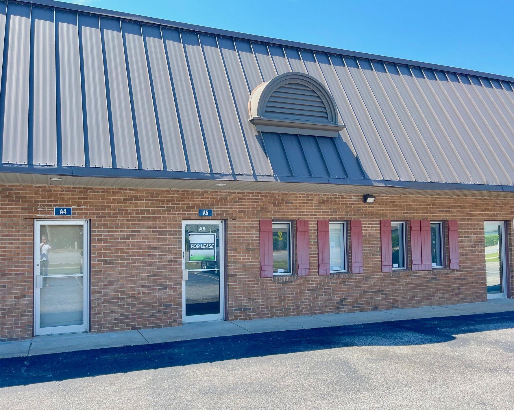 Available for lease- 1200sf of office space in Destin FL. This office space is comprised of a lobby/waiting area and two offices and a large open area (25x16). This property has new flooring and paint andis conveniently located on Airport Rd in Destin with the ability to avoid Hwy 98.