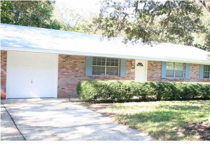 Nice little 3 bedroom 2 bath home in the heart of Fort Walton Beach.Good sized 1 car garage, fenced back yard,sorry no pets allowed, available 3/15/17