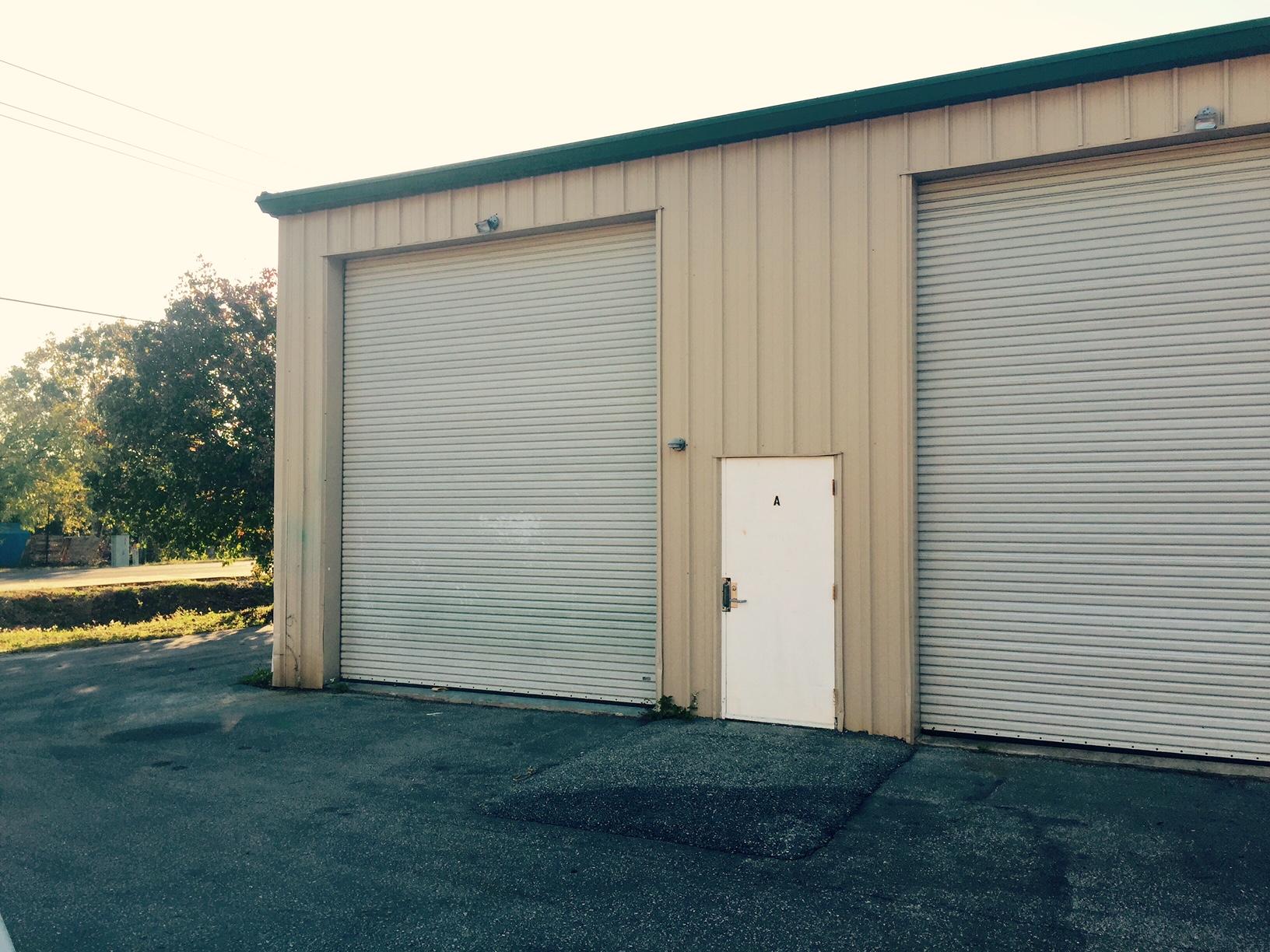 Finally- an affordable office/ warehouse in Fort Walton Beach! This unit consists of a 20x50 warehouse with a small second floor office, 14ft roll up door and skylights for additional lighting. Owner is licensed Realtor in the state of Fl.