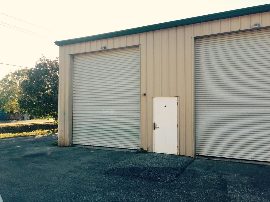 Finally- an affordable office/ warehouse in Fort Walton Beach! This unit consists of a 20x50 warehouse with a small second floor office, 14ft roll up door and skylights for additional lighting. Owner is licensed Realtor in the state of Fl.