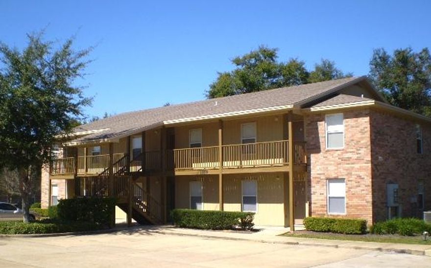 2 bedroom, 2 bath upstairs apartment located off Mary Esther Cutoff in Fort Walton Beach. Each bedroom has its own full bathroom. Bright and sunny over-sized laundry room. The sliding glass door leads to the deck out back. Sorry, pets are not negotiable at this complex.