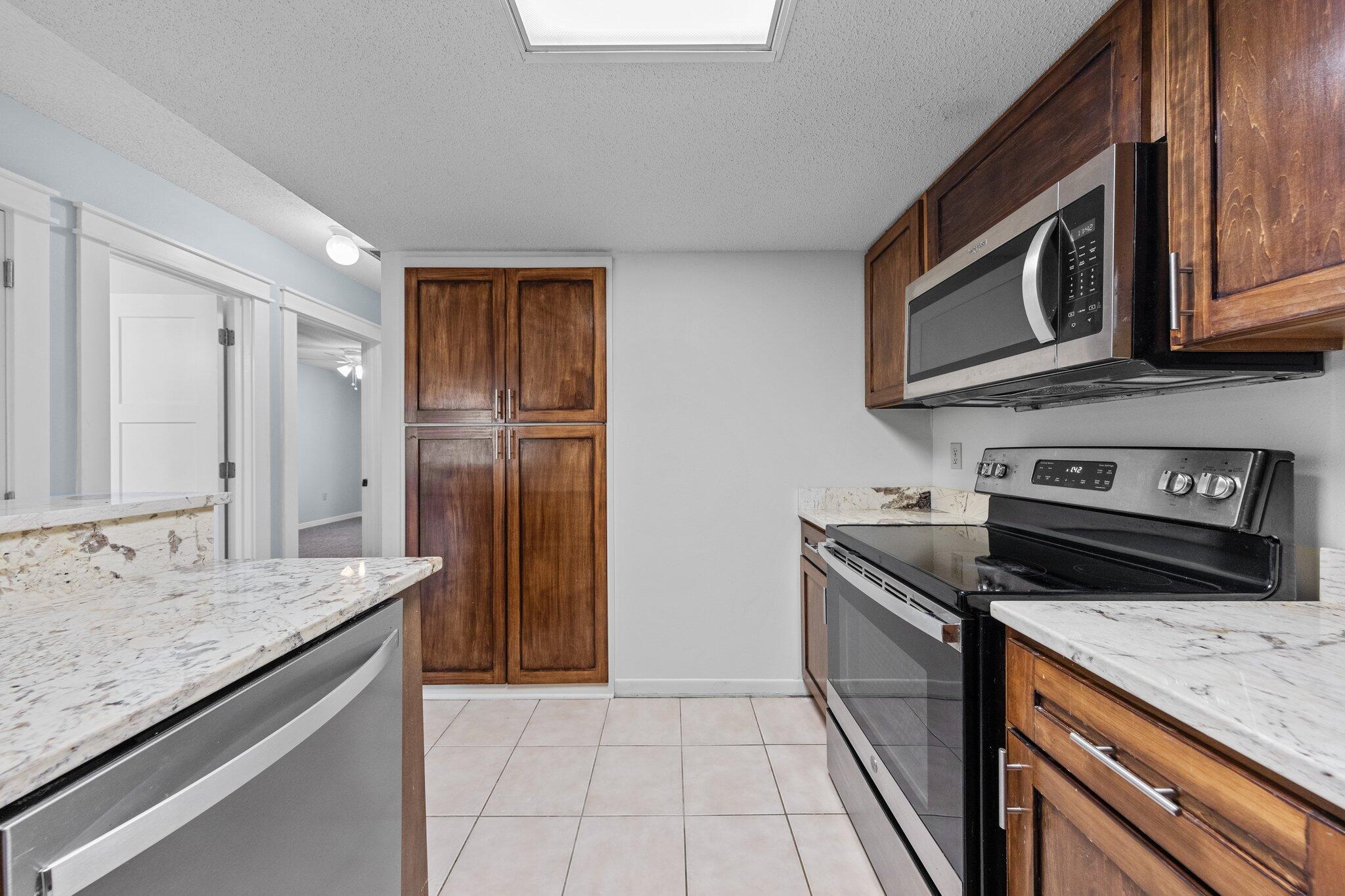 VIKING MANOR PH 1 - Residential Lease