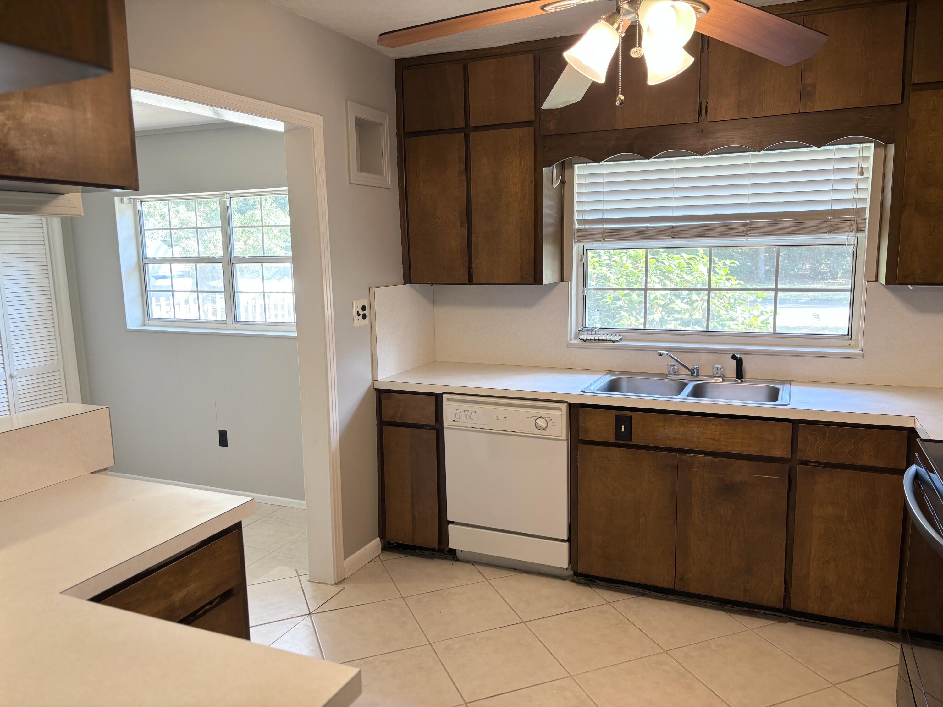 ELLIOTTS POINT 7TH ADDN - Residential Lease