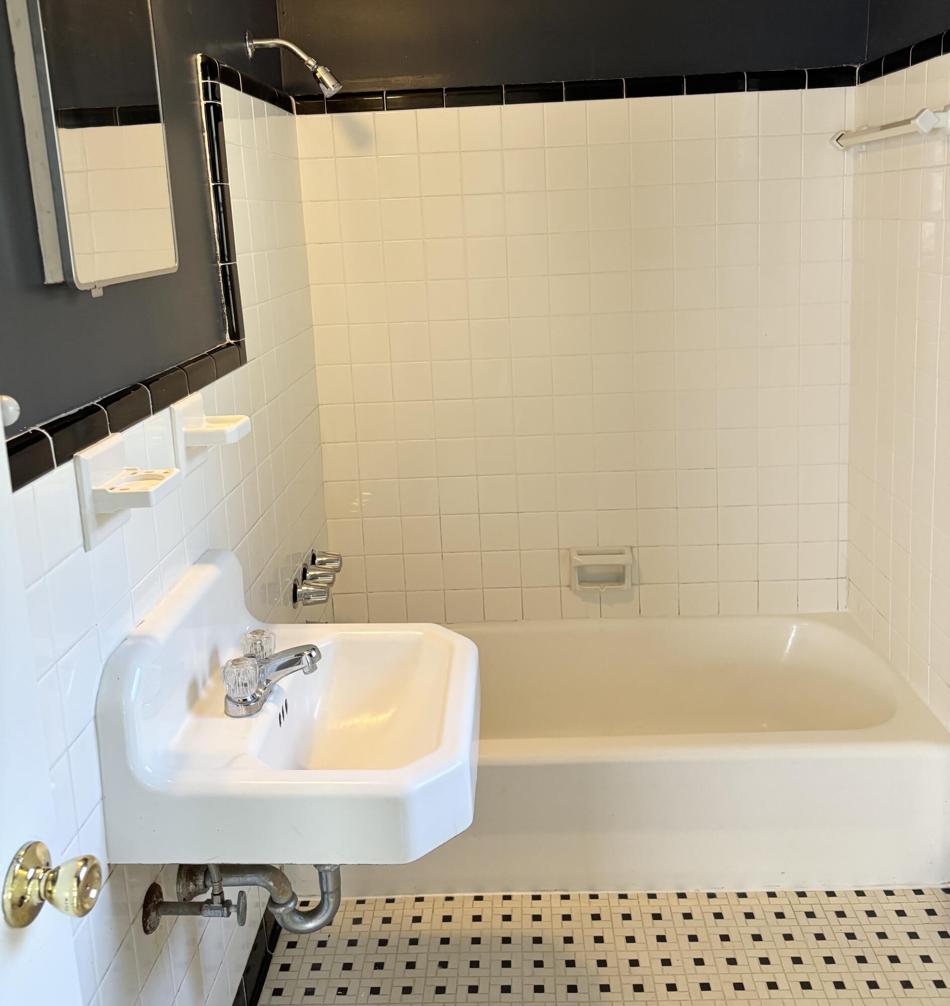 ELLIOTTS POINT 7TH ADDN - Residential Lease