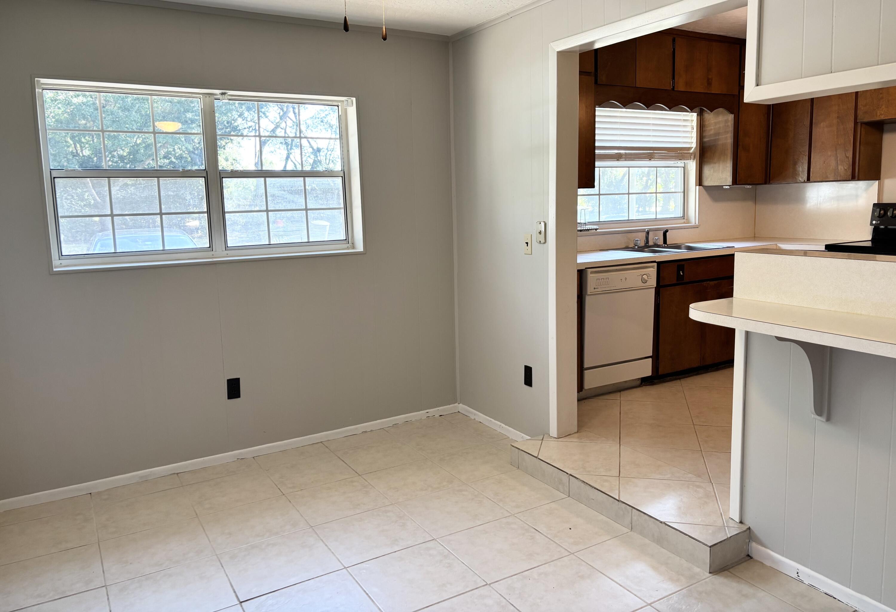 ELLIOTTS POINT 7TH ADDN - Residential Lease