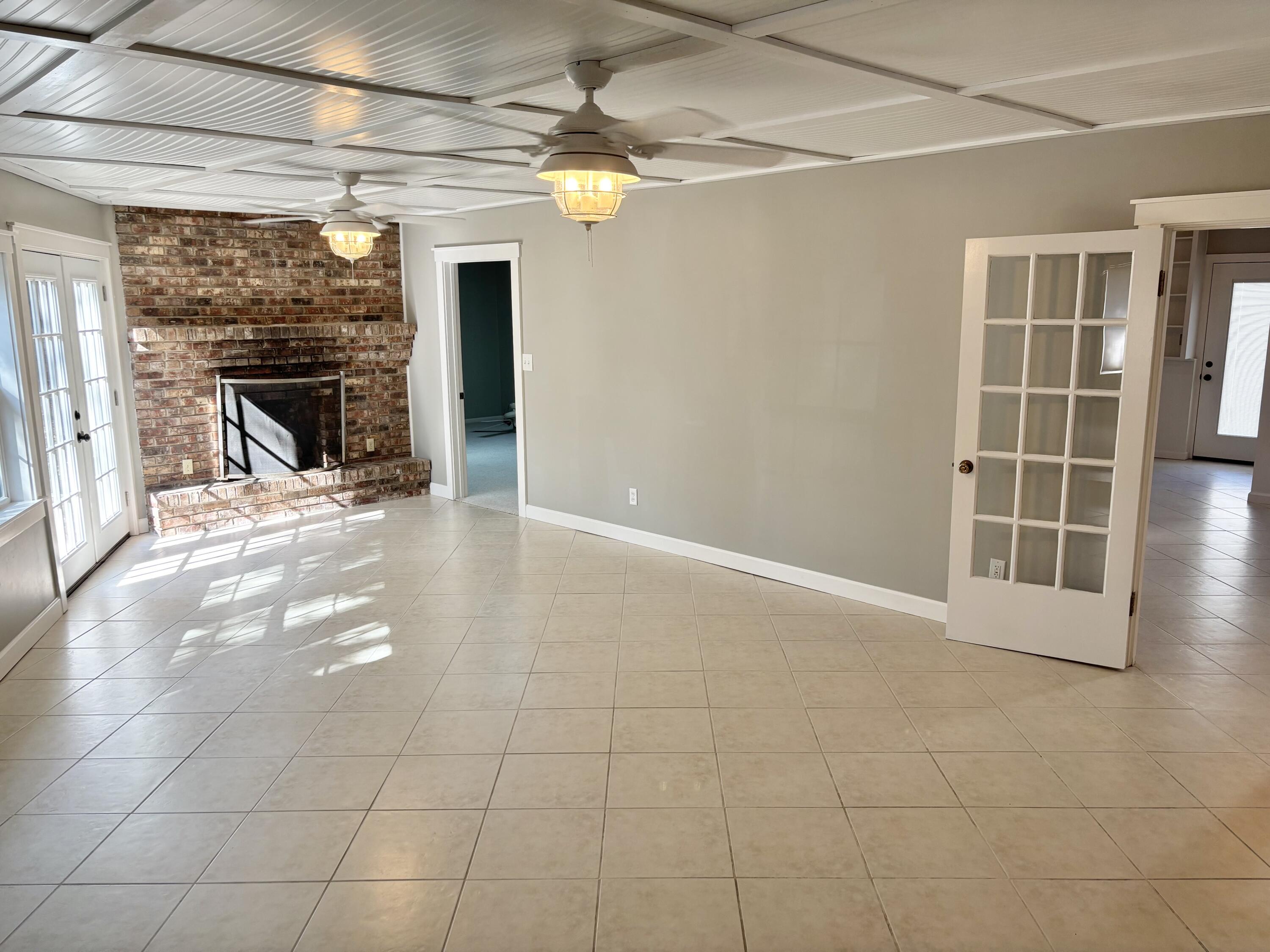 ELLIOTTS POINT 7TH ADDN - Residential Lease