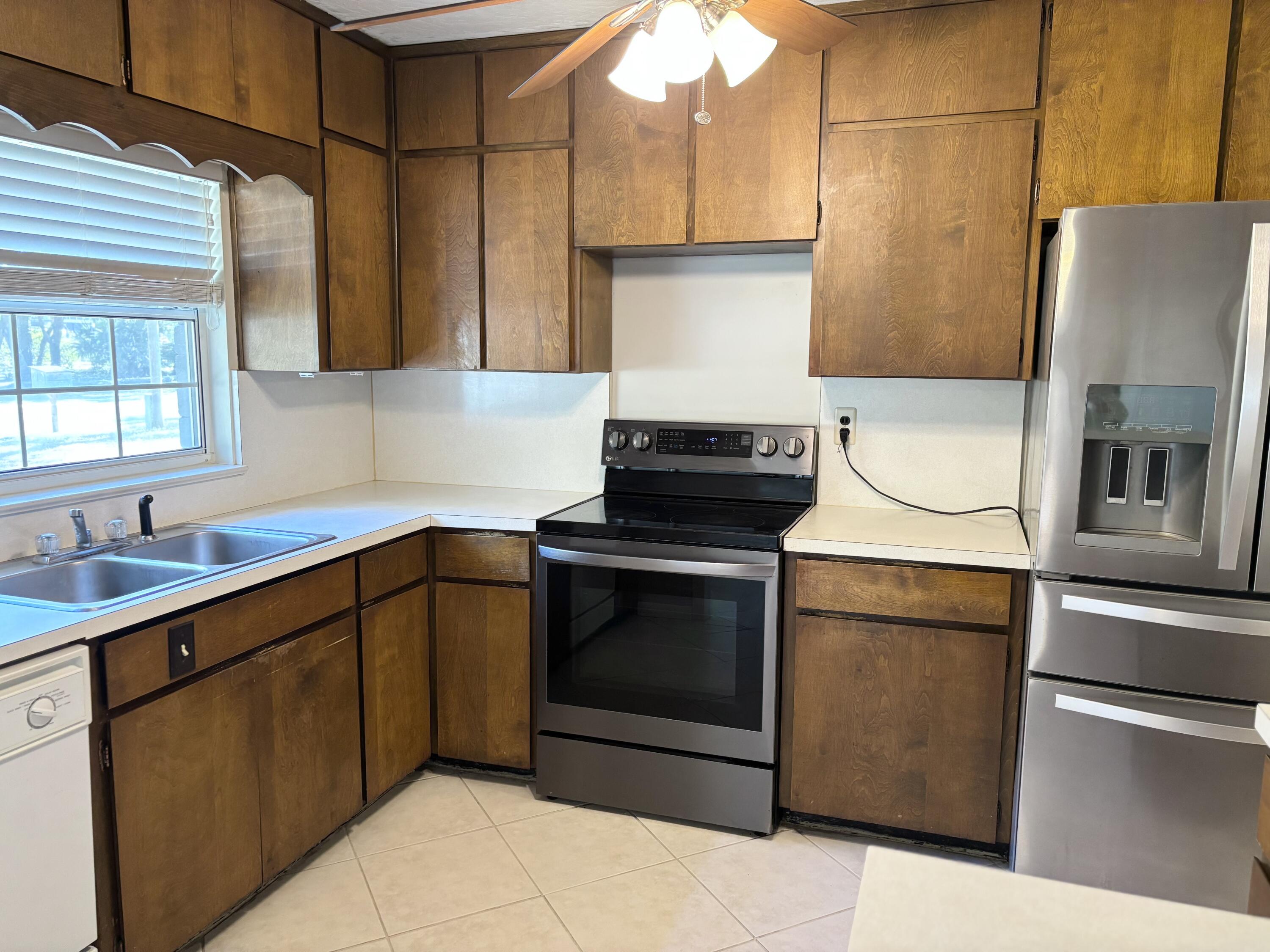 ELLIOTTS POINT 7TH ADDN - Residential Lease