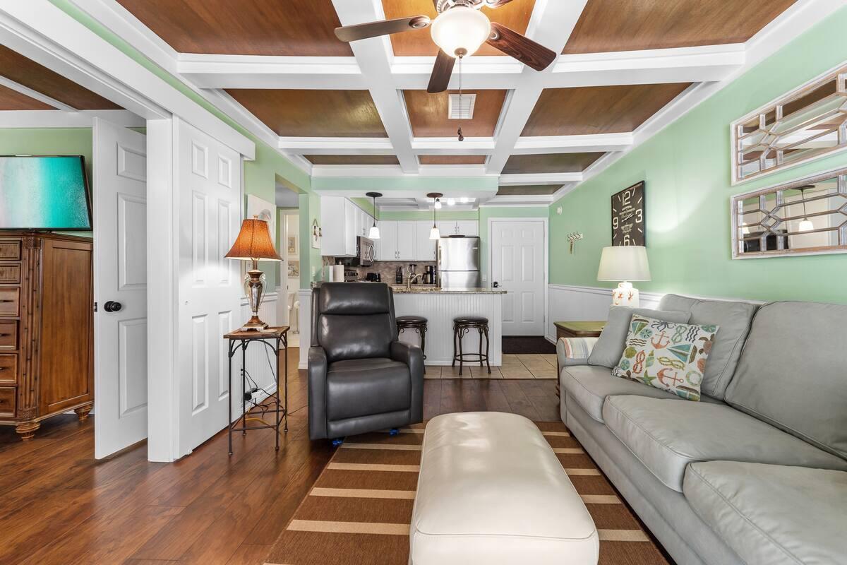 LAKEVIEW CONDO - Residential