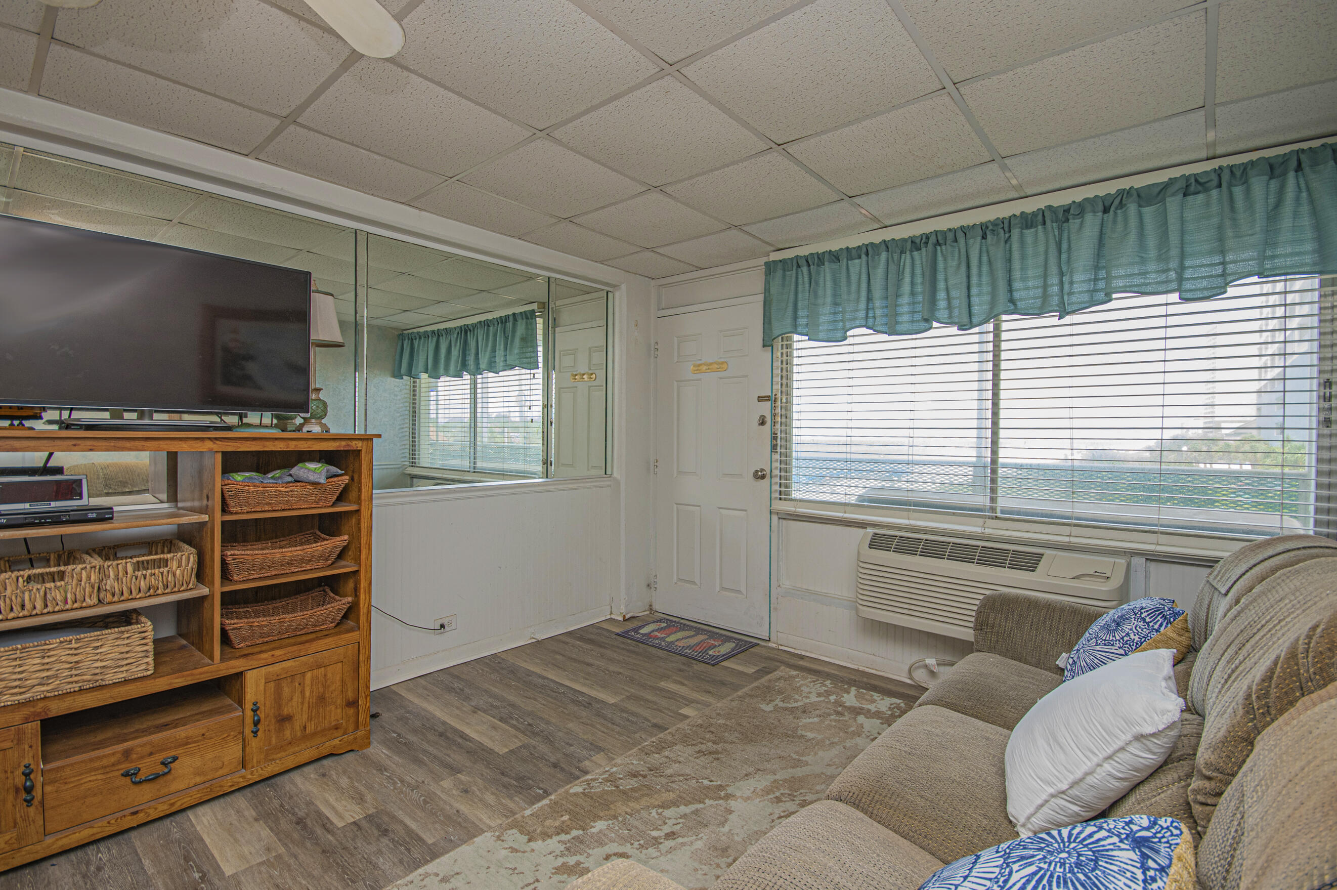 Fontainebleau Terrace - Residential