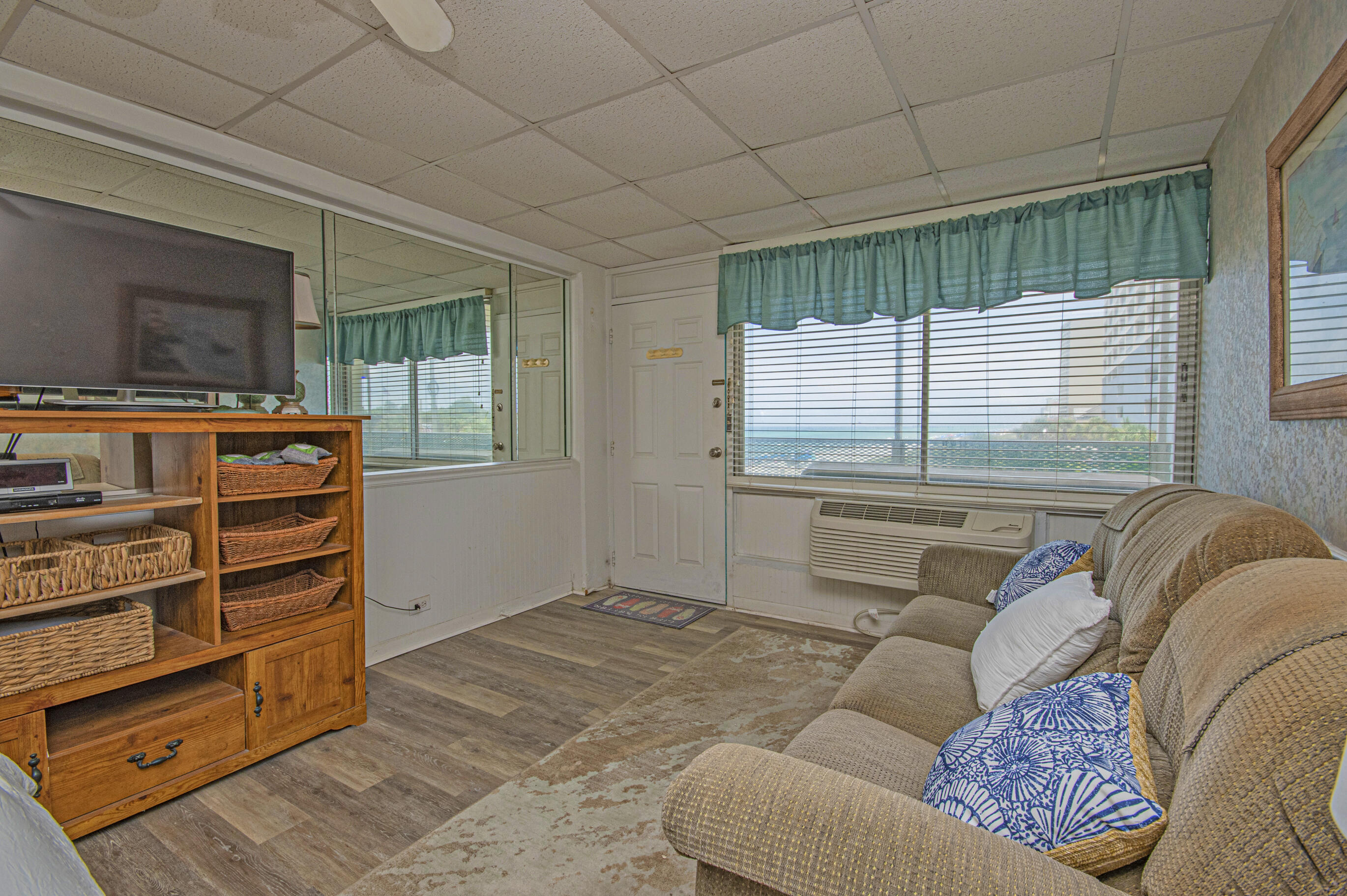 Fontainebleau Terrace - Residential