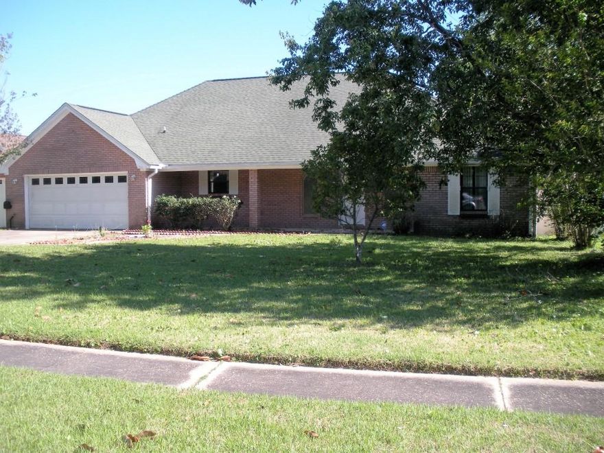 Come see this all-brick executive home, with over 2,300 sq ft, is on the East side of Navarre, is as close to Hurlburt Field and Ft. Walton Beach from Navarre as you can get! A new dimensional shingle roof was added in late 2004, and new hot water heater in Nov '16! You can't get much better than all-brick and this home offers a spacious two car garage, as well! If you like a VERY open floor plan, you will love this home that allows the huge great room to sweep to the kitchen area! The dining area is open to the kitchen and separates it from the extra spacious family room / Florida room! This home offers a split bedroom plan allowing guests and children to be opposite the house from the master bedroom! The master bedroom and bath are large and your bath offers a separate shower (Click)