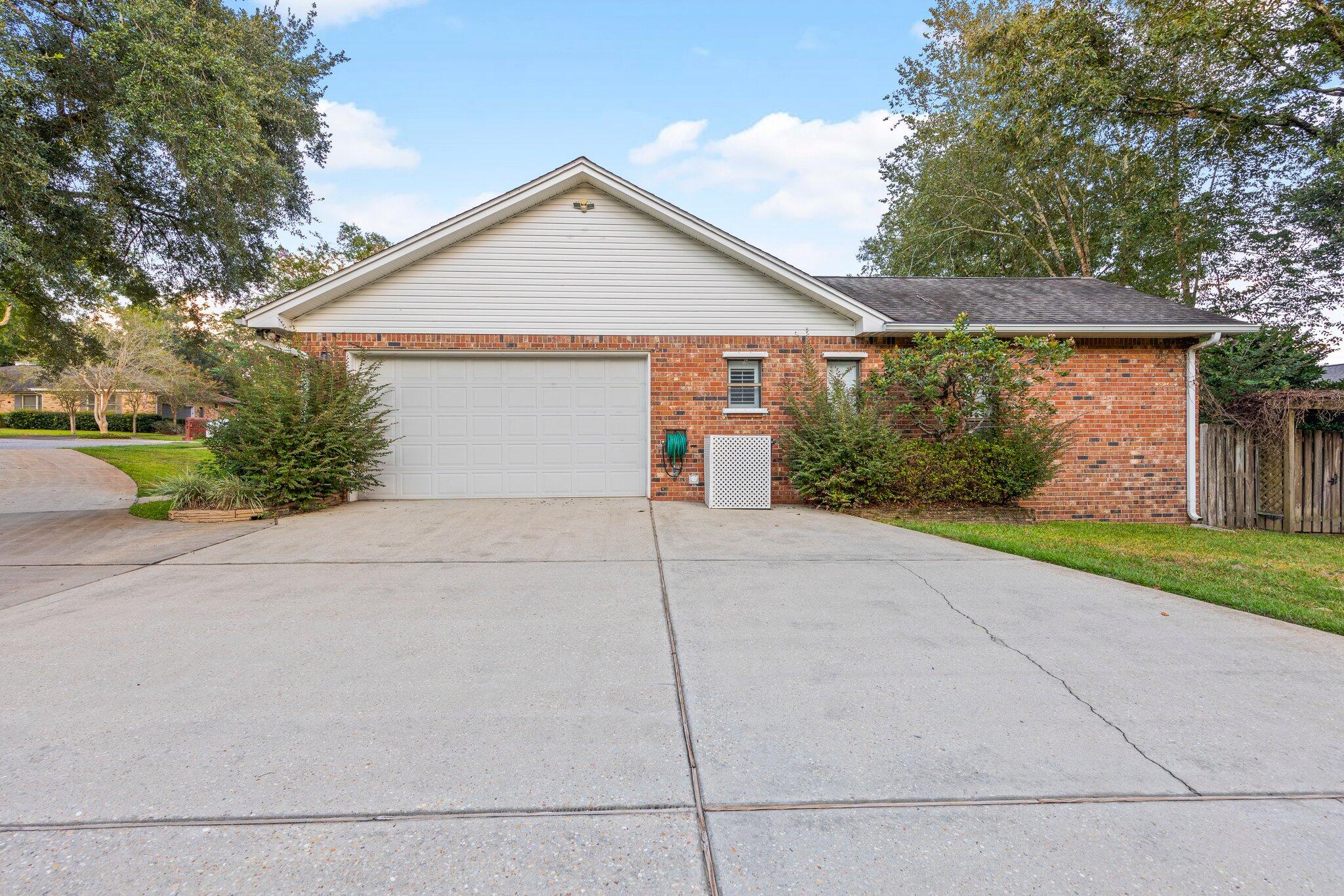 HUNTERS CREEK - Residential