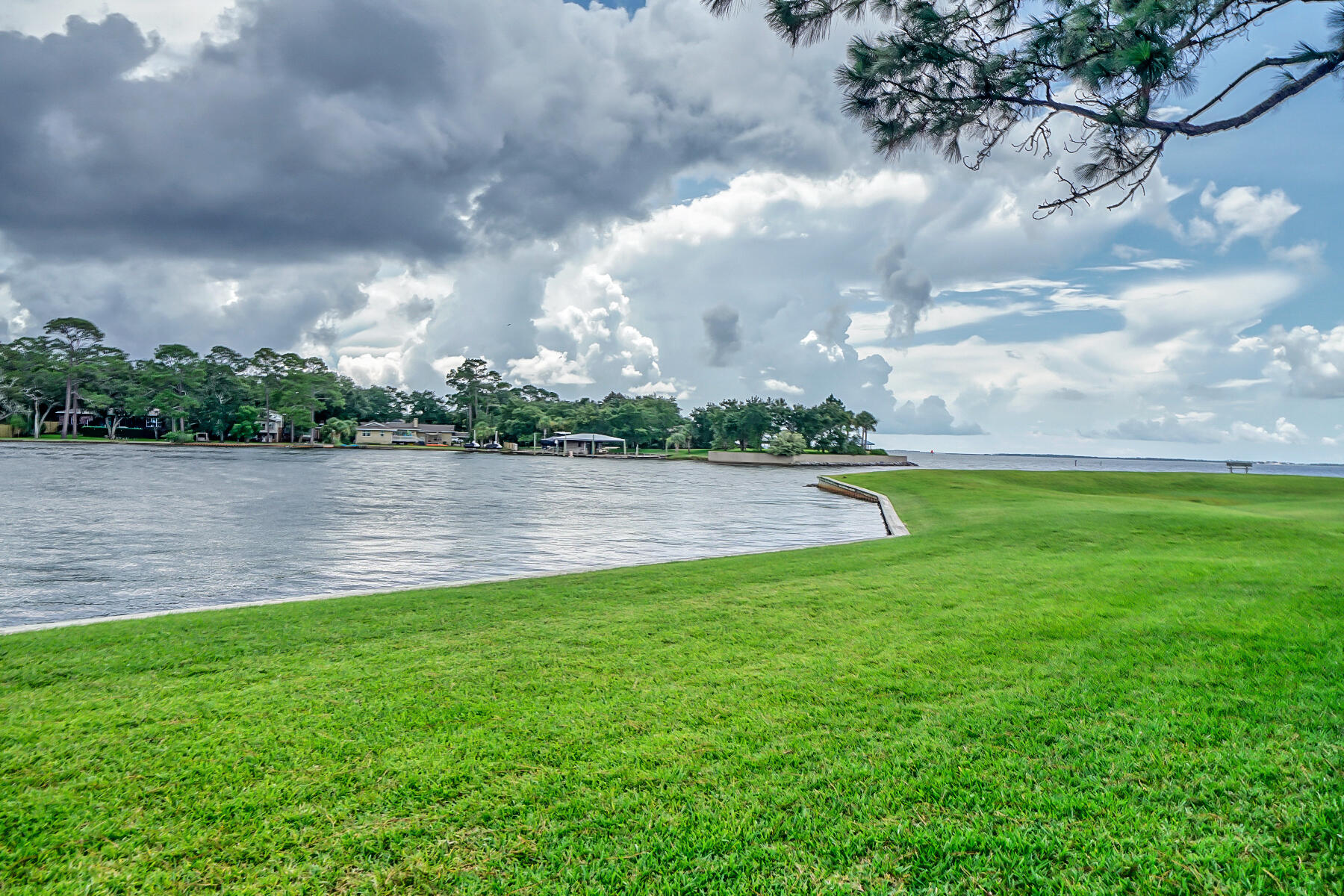 FINISTERRA CONDO - Residential