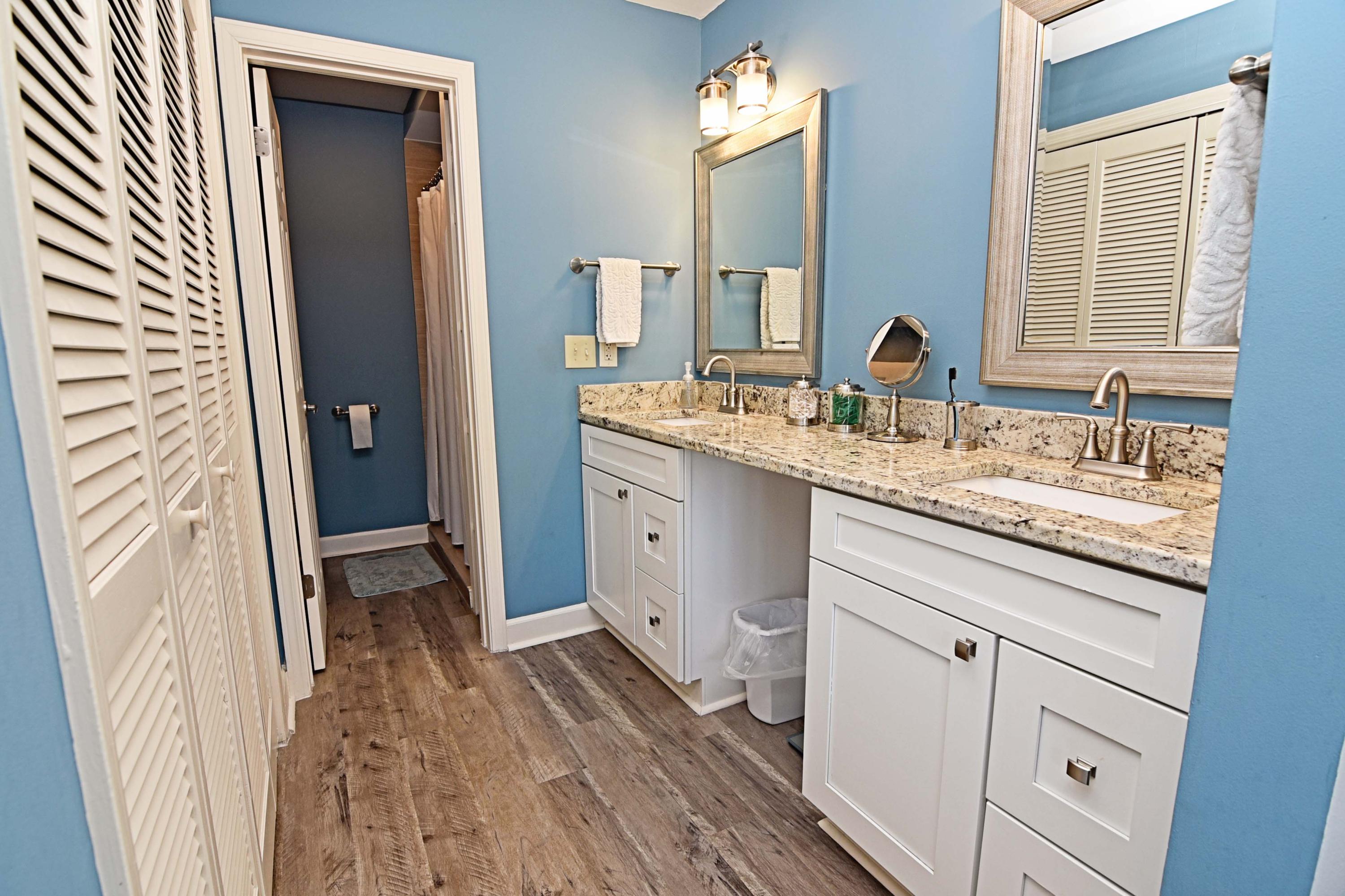 LAKESIDE CONDO AT BLUEWATER BAY - Residential