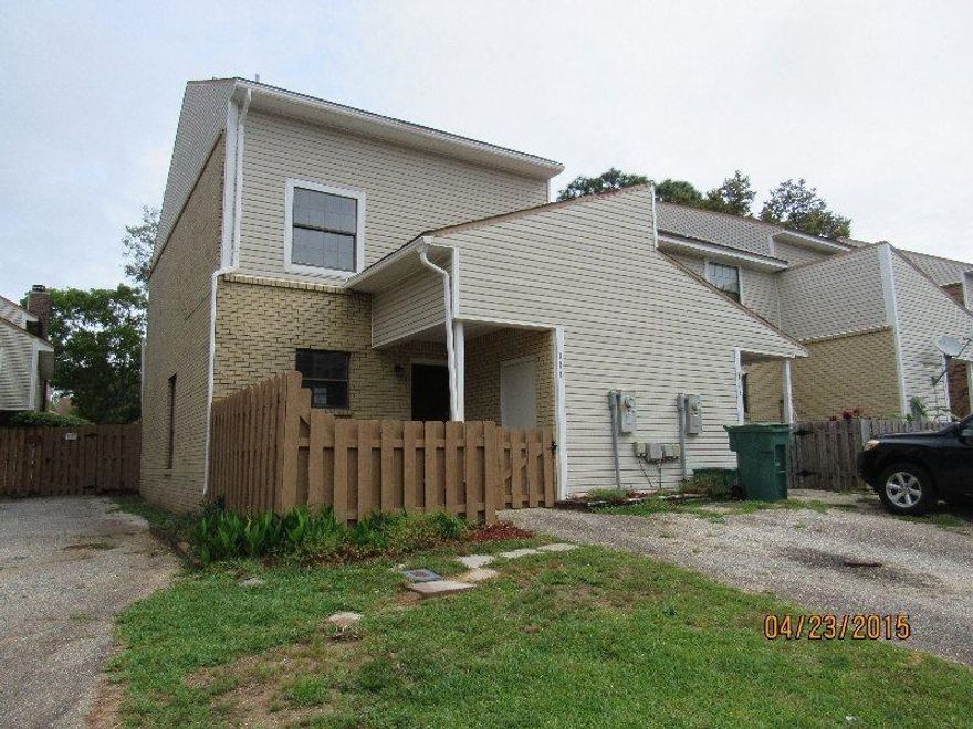 *** REO Listing*** This Shalimar townhome has been freshly painted and has new carpet upstairs. Downstairs is all tile. Kitchen has new cabinets, counter tops and appliances. All paintable surfaces on the outside has been freshly painted. Upstairs bath is a Jack n Jill style. Large courtyard with a pool in the center. The association has a community room. DON'T WAIT...YOU'LL BE TOOO LATE!!!