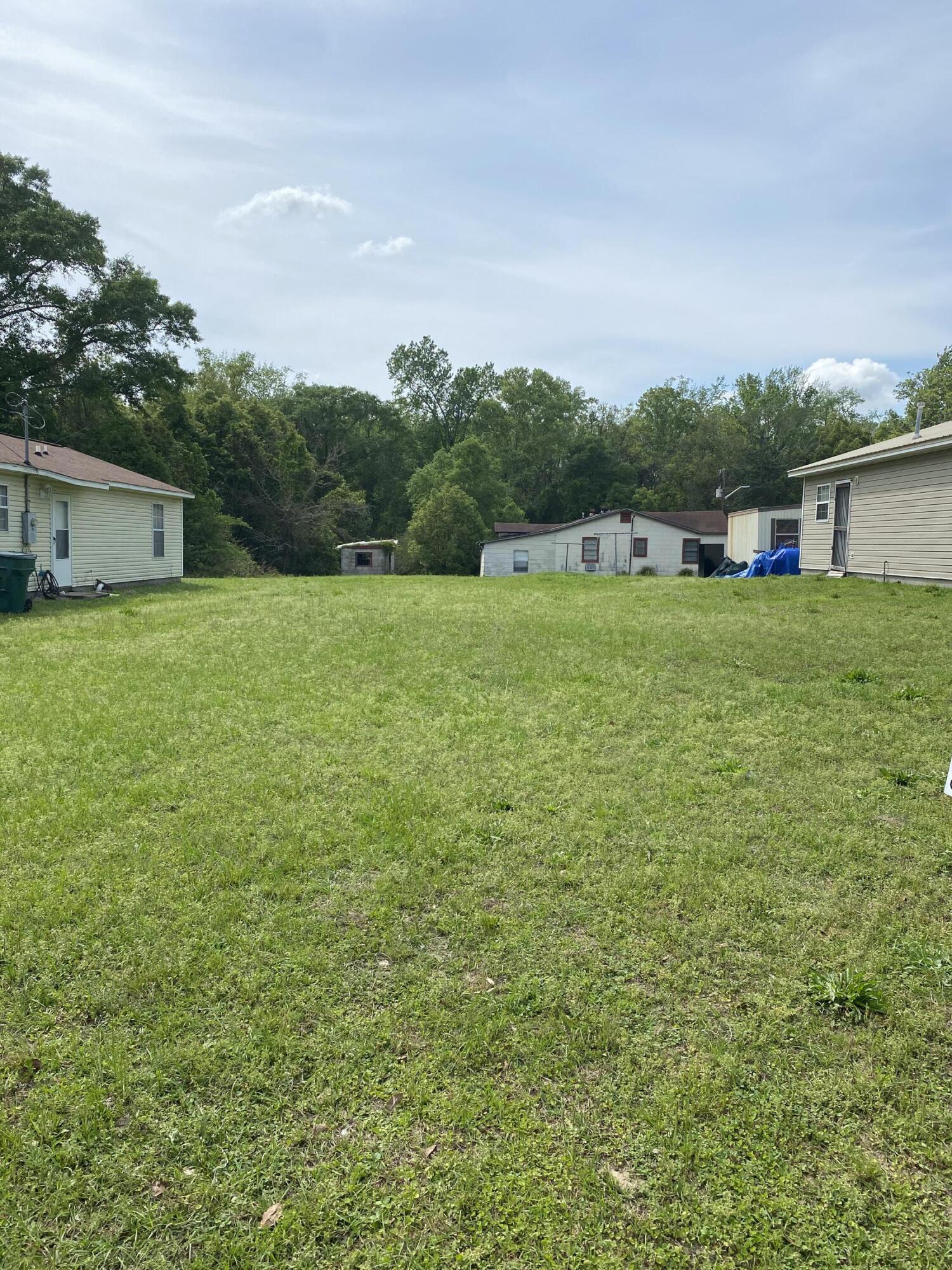 Vacant lot in the heart of DeFuniak Springs. Located just minutes from Lake DeFuniak and downtown shopping.