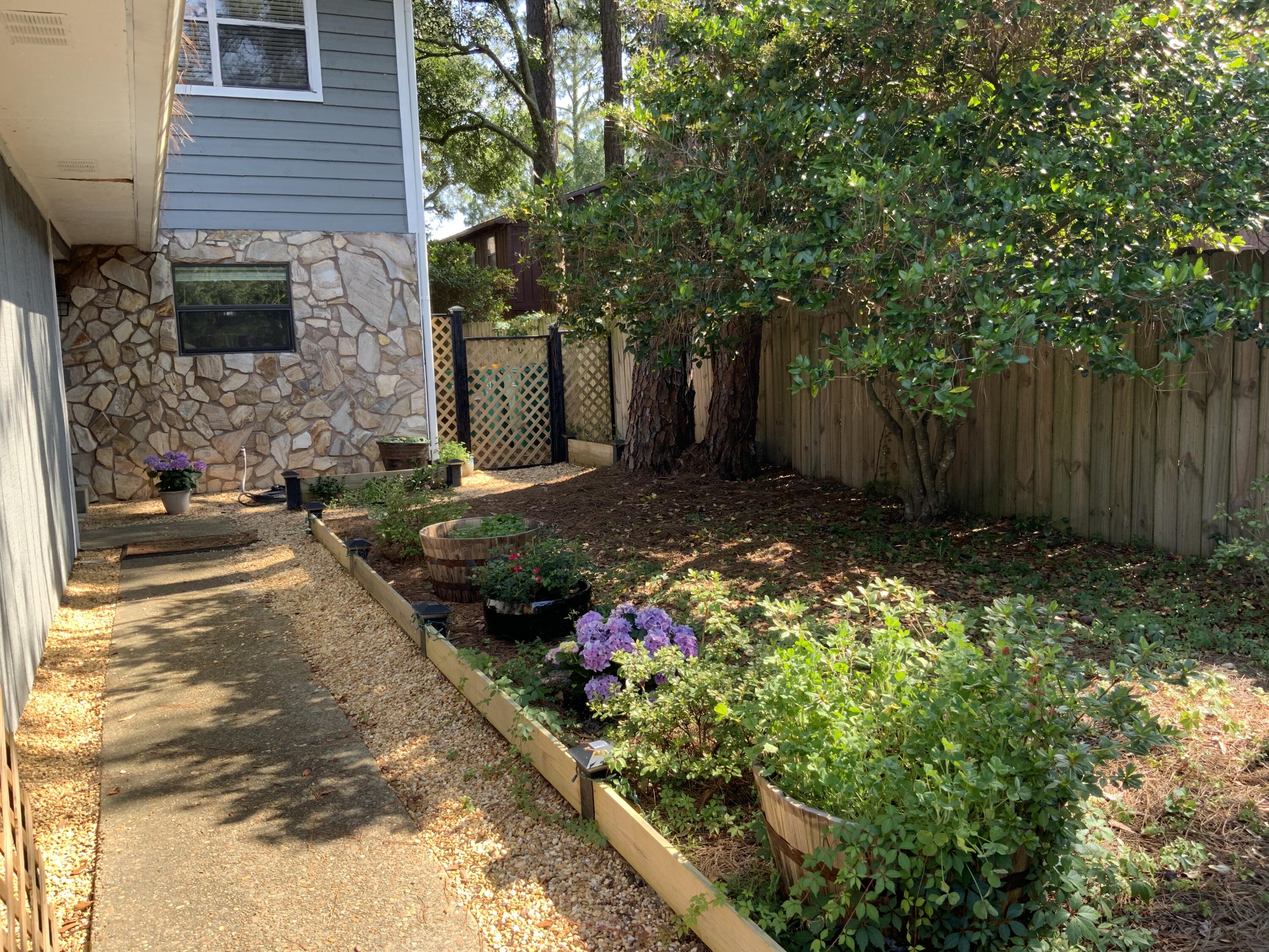 PINE SHADOWS T/H 1ST ADDN - Residential