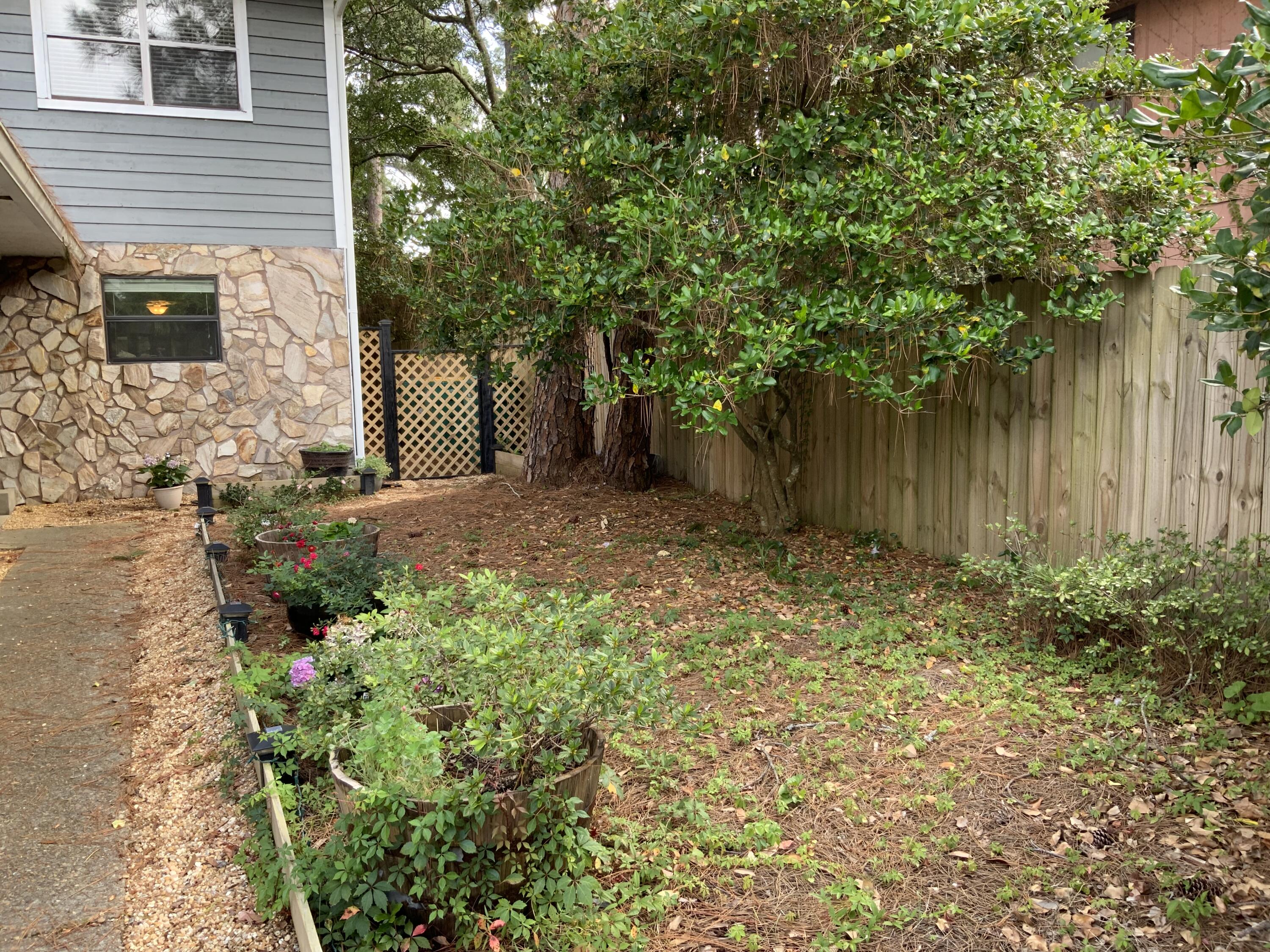 PINE SHADOWS T/H 1ST ADDN - Residential