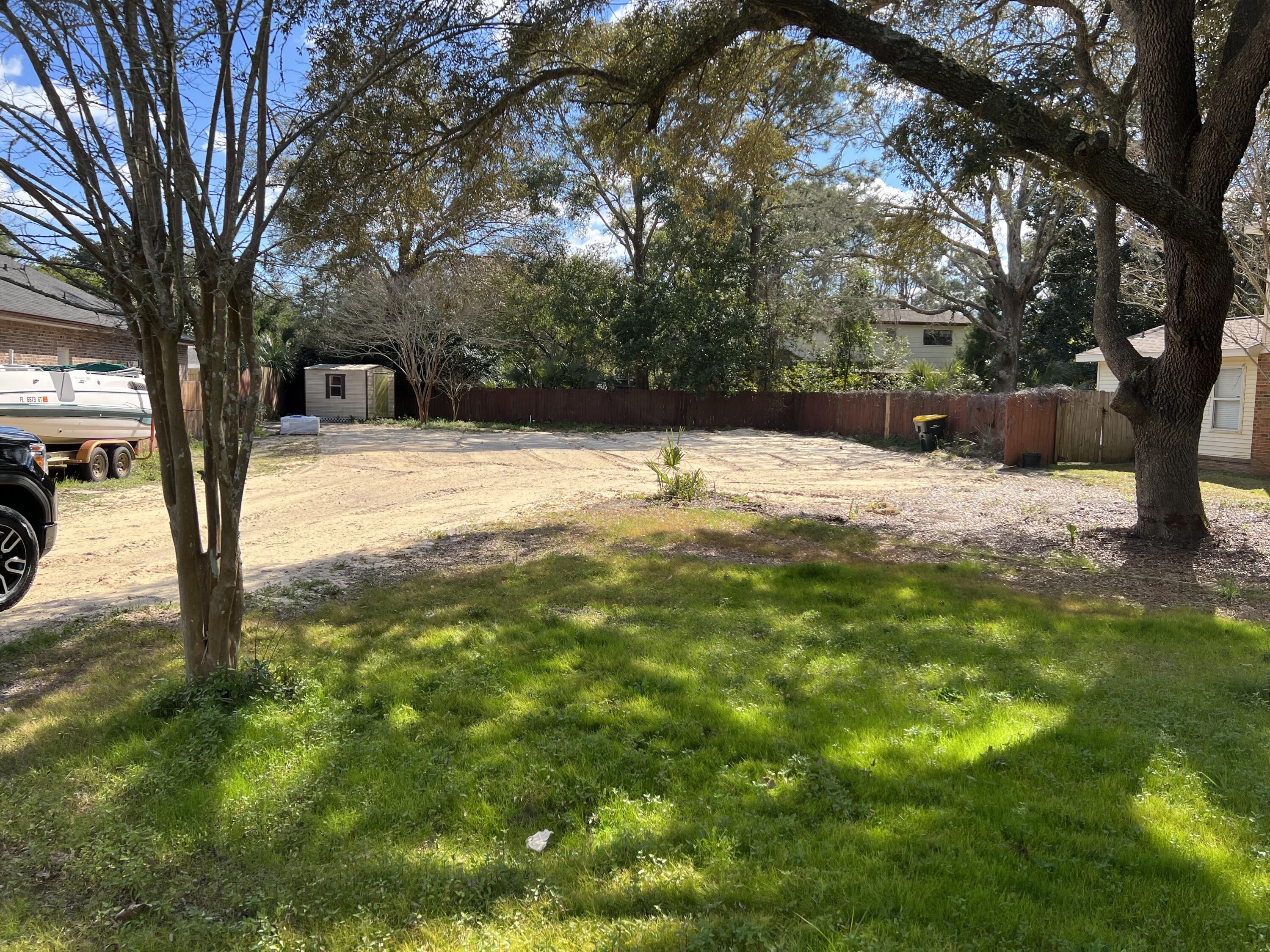 YACHT CLUB ESTATES - Land