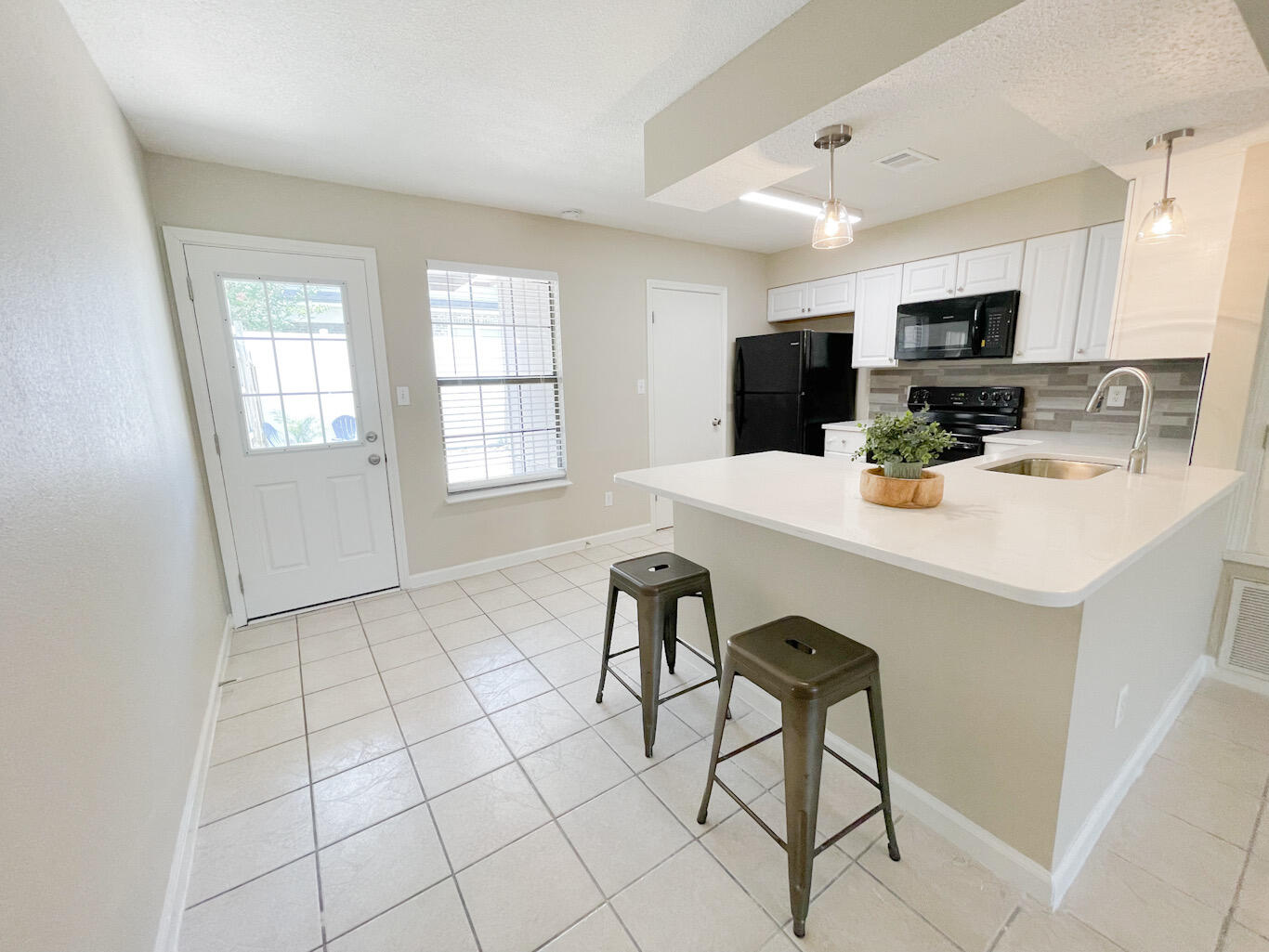 MIKSTAKEL - Residential Lease